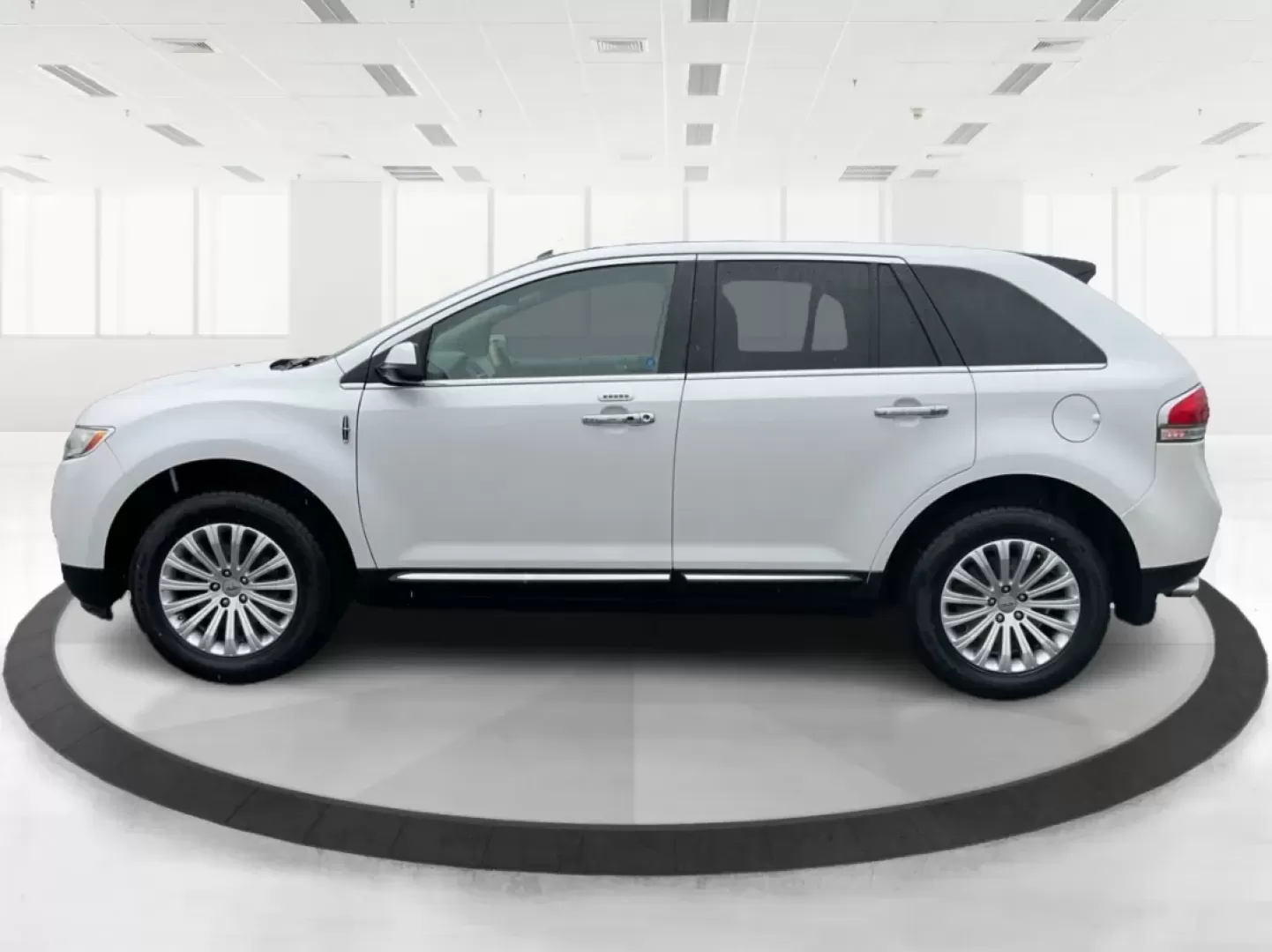 2014 Lincoln MKX Base (2LMDJ8JK4EB) with an Other engine, located at 1230 East Main St, Xenia, OH, 45385, (937) 908-9800, 39.688026, -83.910172 - **Discover Adventure with the 2014 Lincoln MKX Your Ticket to an Elevated Lifestyle**<br /> <br /> Are you in search of a vehicle that perfectly balances luxury and functionality? Look no further than the 2014 Lincoln MKX, a standout option for those who value comfort and style, whether you're navi - Photo#5