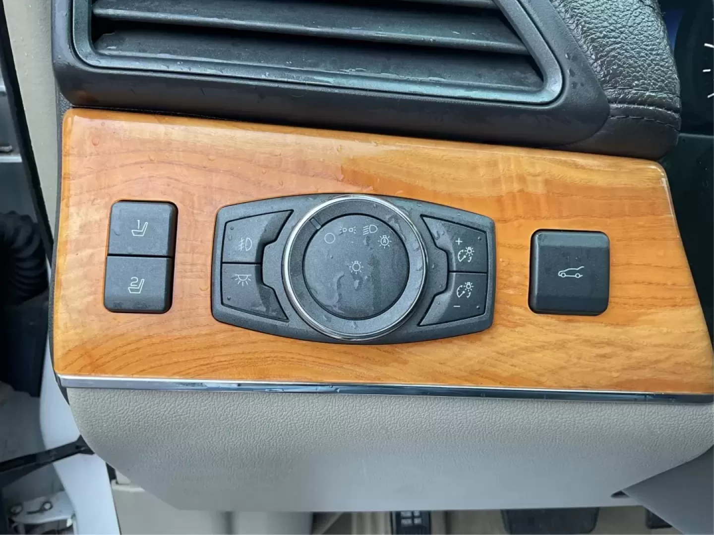 2014 Lincoln MKX Base (2LMDJ8JK4EB) with an Other engine, located at 1230 East Main St, Xenia, OH, 45385, (937) 908-9800, 39.688026, -83.910172 - **Discover Adventure with the 2014 Lincoln MKX Your Ticket to an Elevated Lifestyle**<br /> <br /> Are you in search of a vehicle that perfectly balances luxury and functionality? Look no further than the 2014 Lincoln MKX, a standout option for those who value comfort and style, whether you're navi - Photo#17