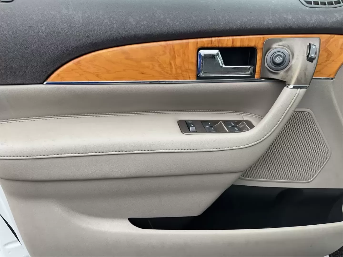 2014 Lincoln MKX Base (2LMDJ8JK4EB) with an Other engine, located at 1230 East Main St, Xenia, OH, 45385, (937) 908-9800, 39.688026, -83.910172 - **Discover Adventure with the 2014 Lincoln MKX Your Ticket to an Elevated Lifestyle**<br /> <br /> Are you in search of a vehicle that perfectly balances luxury and functionality? Look no further than the 2014 Lincoln MKX, a standout option for those who value comfort and style, whether you're navi - Photo#19