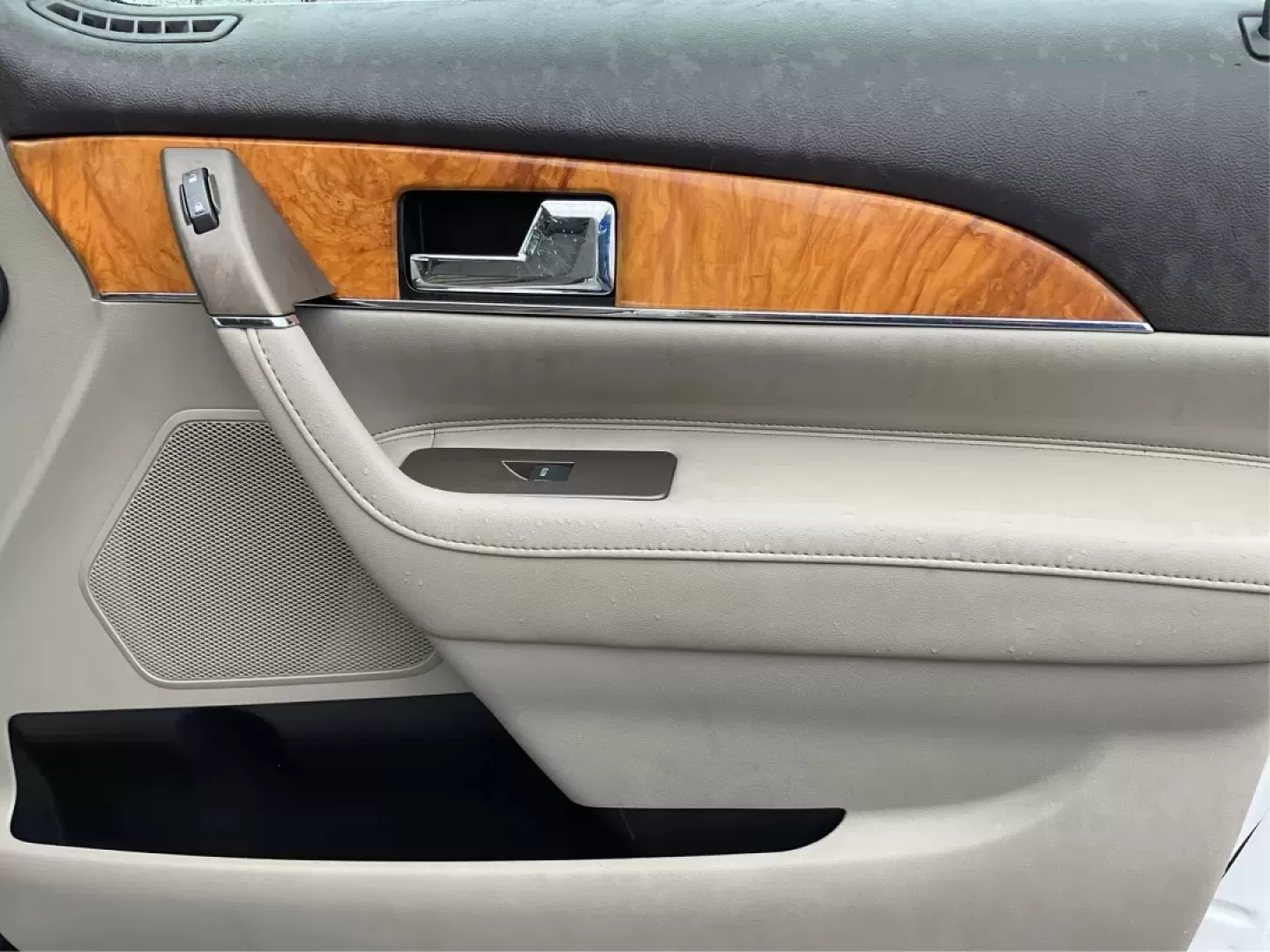 2014 Lincoln MKX Base (2LMDJ8JK4EB) with an Other engine, located at 1230 East Main St, Xenia, OH, 45385, (937) 908-9800, 39.688026, -83.910172 - **Discover Adventure with the 2014 Lincoln MKX Your Ticket to an Elevated Lifestyle**<br /> <br /> Are you in search of a vehicle that perfectly balances luxury and functionality? Look no further than the 2014 Lincoln MKX, a standout option for those who value comfort and style, whether you're navi - Photo#20