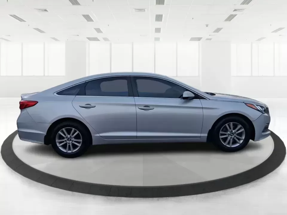 2015 Hyundai Sonata SE (5NPE24AFXFH) with an 2.4L L4 DOHC 16V engine, 7-Speed Automatic transmission, located at 1099 N County Rd 25A , Troy, OH, 45373, (937) 908-9800, 40.057079, -84.212883 - Need a dependable daily commuter that still feels comfortable for weekend getaways to Dayton, Tipp City, or a quick escape to Charleston Falls Preserve? This 2015 Hyundai Sonata SE in Symphony Silver is a smart, budget-friendly sedan that fits real life in Troy, Ohio-easy to park downtown, smooth on - Photo#1