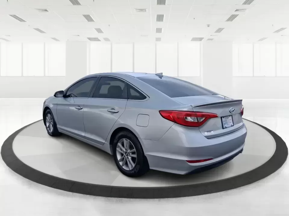 2015 Hyundai Sonata SE (5NPE24AFXFH) with an 2.4L L4 DOHC 16V engine, 7-Speed Automatic transmission, located at 1099 N County Rd 25A , Troy, OH, 45373, (937) 908-9800, 40.057079, -84.212883 - Need a dependable daily commuter that still feels comfortable for weekend getaways to Dayton, Tipp City, or a quick escape to Charleston Falls Preserve? This 2015 Hyundai Sonata SE in Symphony Silver is a smart, budget-friendly sedan that fits real life in Troy, Ohio-easy to park downtown, smooth on - Photo#4