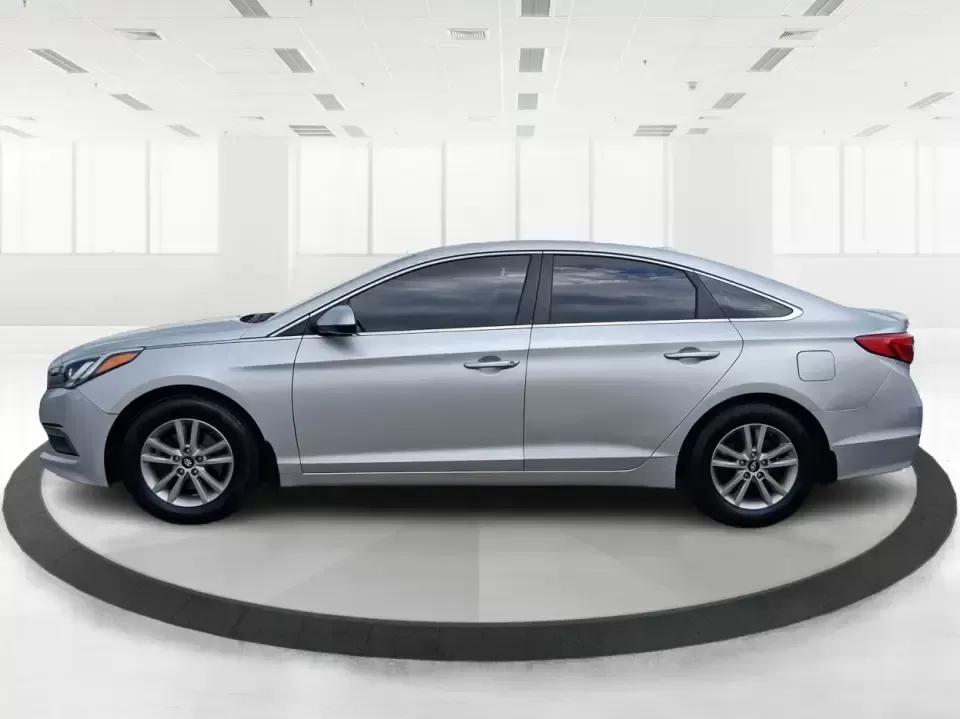 2015 Hyundai Sonata SE (5NPE24AFXFH) with an 2.4L L4 DOHC 16V engine, 7-Speed Automatic transmission, located at 1099 N County Rd 25A , Troy, OH, 45373, (937) 908-9800, 40.057079, -84.212883 - Need a dependable daily commuter that still feels comfortable for weekend getaways to Dayton, Tipp City, or a quick escape to Charleston Falls Preserve? This 2015 Hyundai Sonata SE in Symphony Silver is a smart, budget-friendly sedan that fits real life in Troy, Ohio-easy to park downtown, smooth on - Photo#5