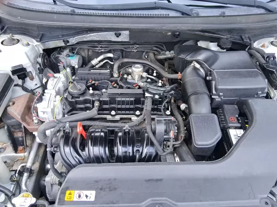 2015 Hyundai Sonata SE (5NPE24AFXFH) with an 2.4L L4 DOHC 16V engine, 7-Speed Automatic transmission, located at 1099 N County Rd 25A , Troy, OH, 45373, (937) 908-9800, 40.057079, -84.212883 - Need a dependable daily commuter that still feels comfortable for weekend getaways to Dayton, Tipp City, or a quick escape to Charleston Falls Preserve? This 2015 Hyundai Sonata SE in Symphony Silver is a smart, budget-friendly sedan that fits real life in Troy, Ohio-easy to park downtown, smooth on - Photo#11