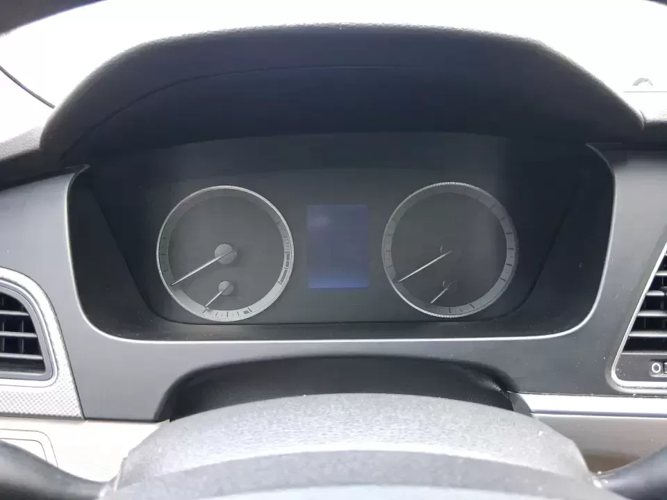 2015 Hyundai Sonata SE (5NPE24AFXFH) with an 2.4L L4 DOHC 16V engine, 7-Speed Automatic transmission, located at 1099 N County Rd 25A , Troy, OH, 45373, (937) 908-9800, 40.057079, -84.212883 - Need a dependable daily commuter that still feels comfortable for weekend getaways to Dayton, Tipp City, or a quick escape to Charleston Falls Preserve? This 2015 Hyundai Sonata SE in Symphony Silver is a smart, budget-friendly sedan that fits real life in Troy, Ohio-easy to park downtown, smooth on - Photo#15