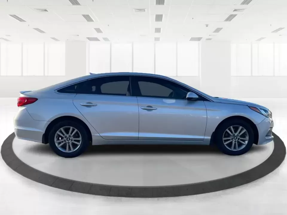 2015 Hyundai Sonata SE (5NPE24AFXFH) with an 2.4L L4 DOHC 16V engine, 7-Speed Automatic transmission, located at 1951 S Dayton Lakeview Rd., New Carlisle, OH, 45344, (937) 908-9800, 39.890999, -84.050255 - Need a dependable daily commuter that still feels comfortable for weekend getaways to Dayton, Tipp City, or a quick escape to Charleston Falls Preserve? This 2015 Hyundai Sonata SE in Symphony Silver is a smart, budget-friendly sedan that fits real life in Troy, Ohio-easy to park downtown, smooth on - Photo#1