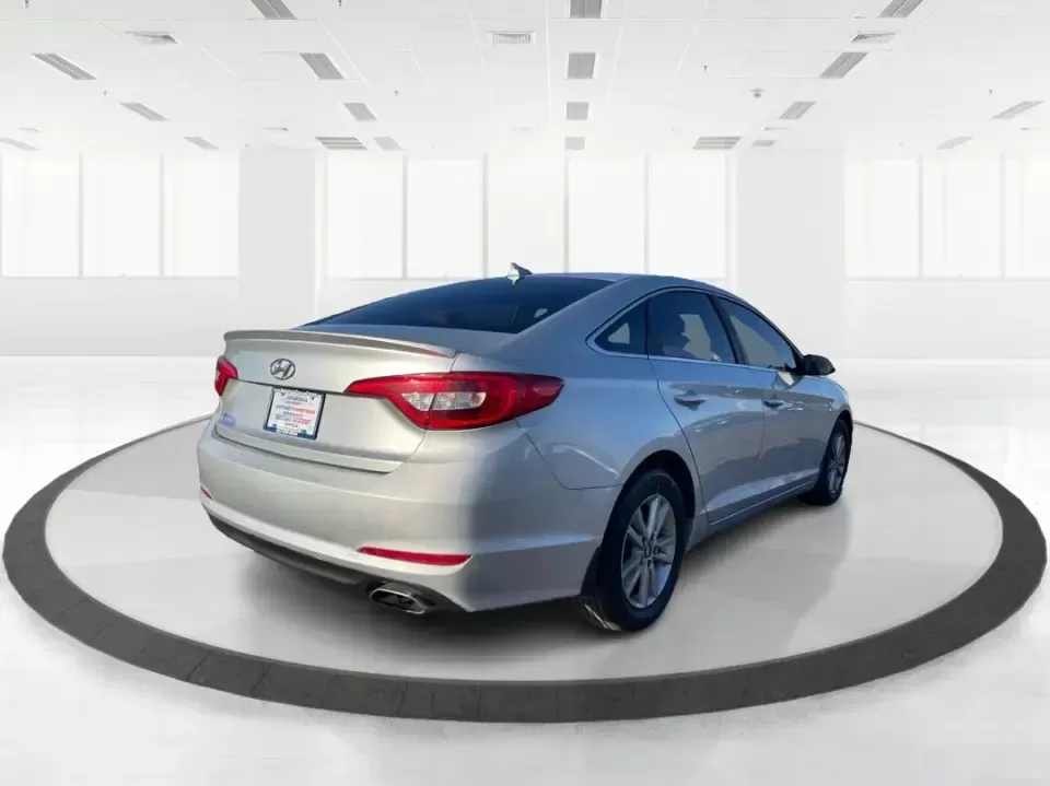 2015 Hyundai Sonata SE (5NPE24AFXFH) with an 2.4L L4 DOHC 16V engine, 7-Speed Automatic transmission, located at 1951 S Dayton Lakeview Rd., New Carlisle, OH, 45344, (937) 908-9800, 39.890999, -84.050255 - Need a dependable daily commuter that still feels comfortable for weekend getaways to Dayton, Tipp City, or a quick escape to Charleston Falls Preserve? This 2015 Hyundai Sonata SE in Symphony Silver is a smart, budget-friendly sedan that fits real life in Troy, Ohio-easy to park downtown, smooth on - Photo#2