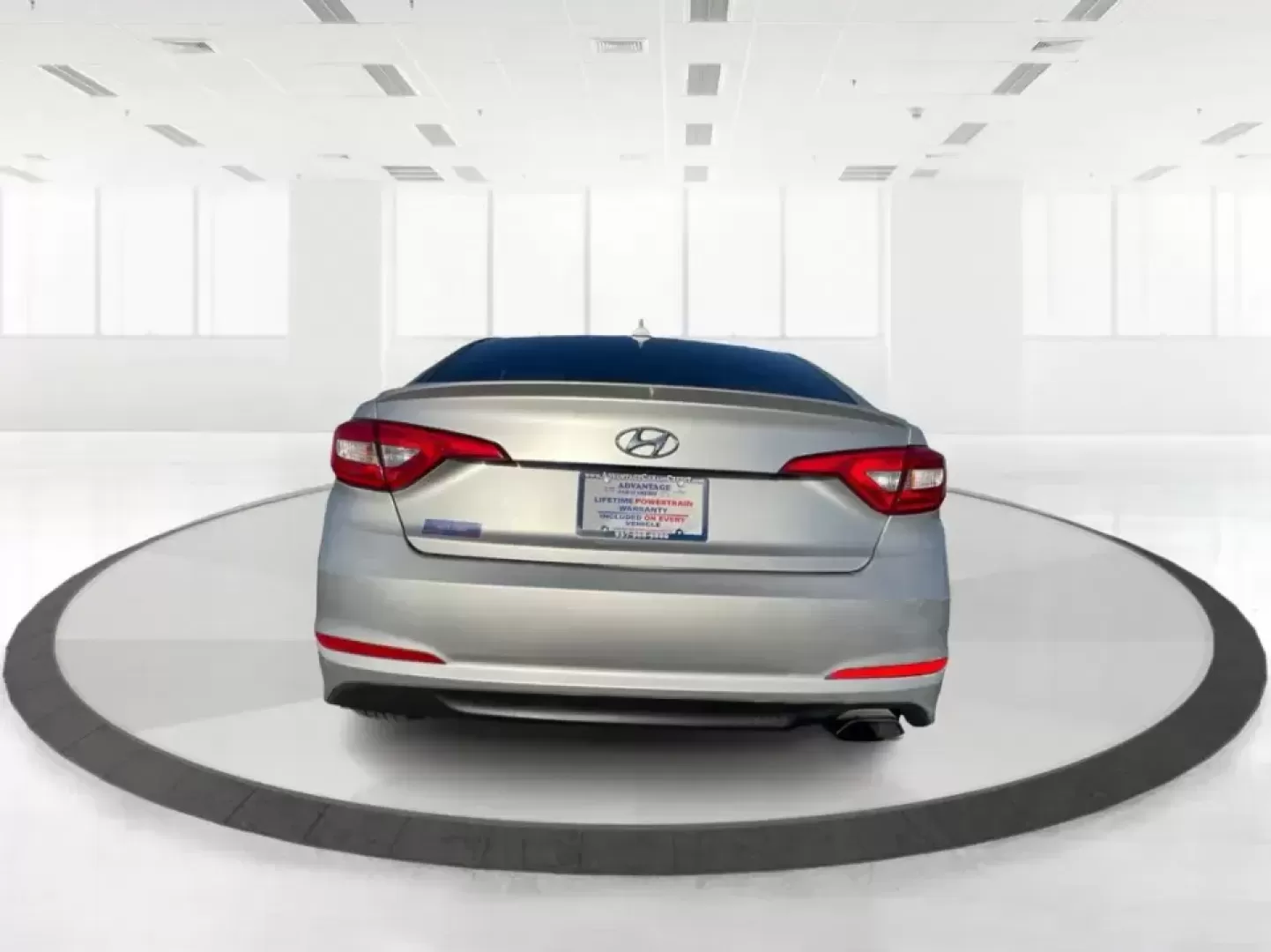 2015 Hyundai Sonata SE (5NPE24AFXFH) with an 2.4L L4 DOHC 16V engine, 7-Speed Automatic transmission, located at 1951 S Dayton Lakeview Rd., New Carlisle, OH, 45344, (937) 908-9800, 39.890999, -84.050255 - Need a dependable daily commuter that still feels comfortable for weekend getaways to Dayton, Tipp City, or a quick escape to Charleston Falls Preserve? This 2015 Hyundai Sonata SE in Symphony Silver is a smart, budget-friendly sedan that fits real life in Troy, Ohio-easy to park downtown, smooth on - Photo#3