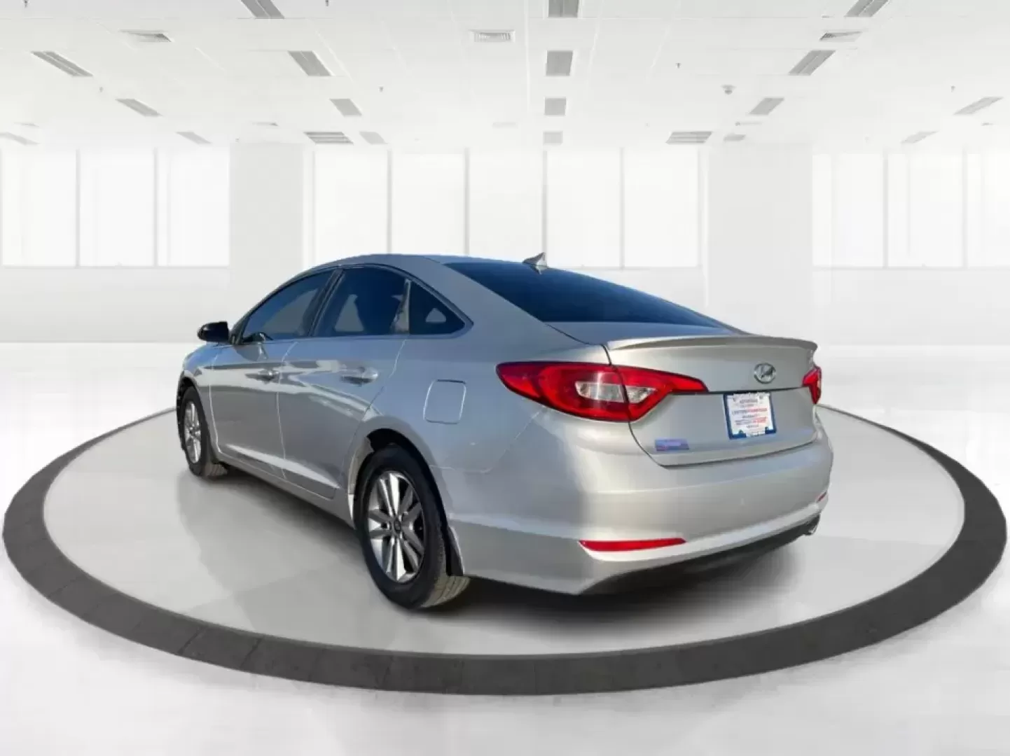 2015 Hyundai Sonata SE (5NPE24AFXFH) with an 2.4L L4 DOHC 16V engine, 7-Speed Automatic transmission, located at 1951 S Dayton Lakeview Rd., New Carlisle, OH, 45344, (937) 908-9800, 39.890999, -84.050255 - Need a dependable daily commuter that still feels comfortable for weekend getaways to Dayton, Tipp City, or a quick escape to Charleston Falls Preserve? This 2015 Hyundai Sonata SE in Symphony Silver is a smart, budget-friendly sedan that fits real life in Troy, Ohio-easy to park downtown, smooth on - Photo#4
