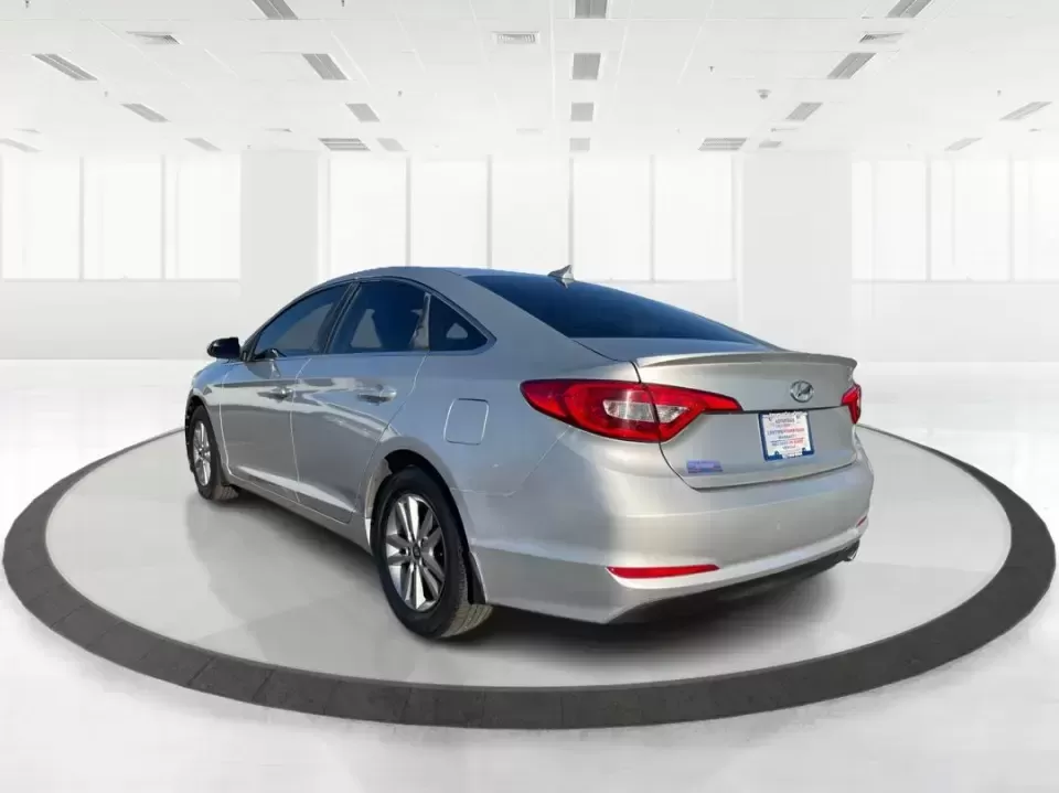 2015 Hyundai Sonata SE (5NPE24AFXFH) with an 2.4L L4 DOHC 16V engine, 7-Speed Automatic transmission, located at 1951 S Dayton Lakeview Rd., New Carlisle, OH, 45344, (937) 908-9800, 39.890999, -84.050255 - Need a dependable daily commuter that still feels comfortable for weekend getaways to Dayton, Tipp City, or a quick escape to Charleston Falls Preserve? This 2015 Hyundai Sonata SE in Symphony Silver is a smart, budget-friendly sedan that fits real life in Troy, Ohio-easy to park downtown, smooth on - Photo#4