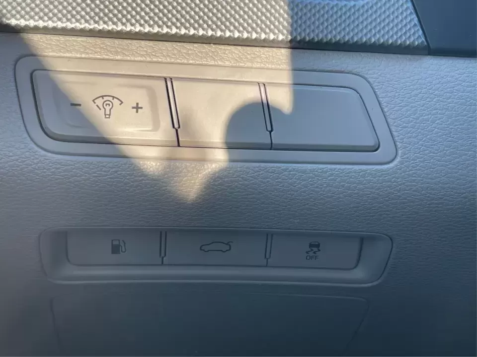 2015 Hyundai Sonata SE (5NPE24AFXFH) with an 2.4L L4 DOHC 16V engine, 7-Speed Automatic transmission, located at 1951 S Dayton Lakeview Rd., New Carlisle, OH, 45344, (937) 908-9800, 39.890999, -84.050255 - Need a dependable daily commuter that still feels comfortable for weekend getaways to Dayton, Tipp City, or a quick escape to Charleston Falls Preserve? This 2015 Hyundai Sonata SE in Symphony Silver is a smart, budget-friendly sedan that fits real life in Troy, Ohio-easy to park downtown, smooth on - Photo#17