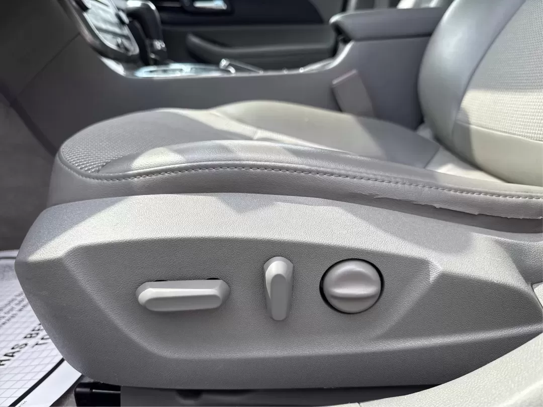 2015 Chevrolet Malibu 1LT (1G11C5SL5FF) with an ECOTEC 2.5L I-4 gasoline direct injection engine, 6-Speed Automatic transmission, located at 1951 S Dayton Lakeview Rd., New Carlisle, OH, 45344, (937) 908-9800, 39.890999, -84.050255 - Are you in the market for a reliable sedan that's perfect for daily commutes and weekend getaways alike? Look no further than this stunning 2015 Chevrolet Malibu 1LT, available now at Advantage Car and Credit in Fairborn, OH. This vehicle is not just a car; it's a lifestyle upgrade designed for budg - Photo#18