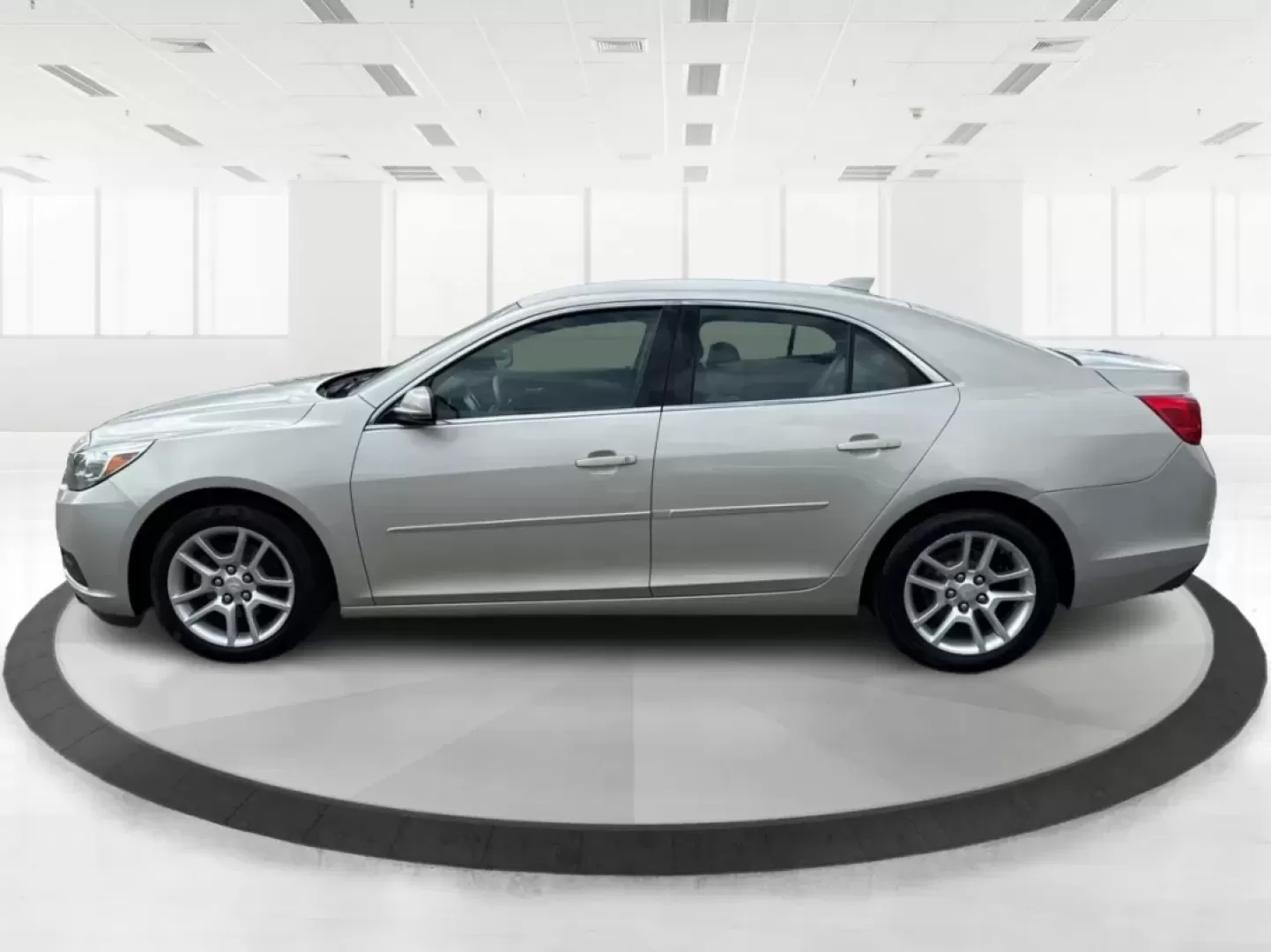 2015 Chevrolet Malibu 1LT (1G11C5SL5FF) with an ECOTEC 2.5L I-4 gasoline direct injection engine, located at 1230 East Main St, Xenia, OH, 45385, (937) 908-9800, 39.688026, -83.910172 - Are you in the market for a reliable sedan that's perfect for daily commutes and weekend getaways alike? Look no further than this stunning 2015 Chevrolet Malibu 1LT, available now at Advantage Car and Credit in Fairborn, OH. This vehicle is not just a car; it's a lifestyle upgrade designed for budg - Photo#5