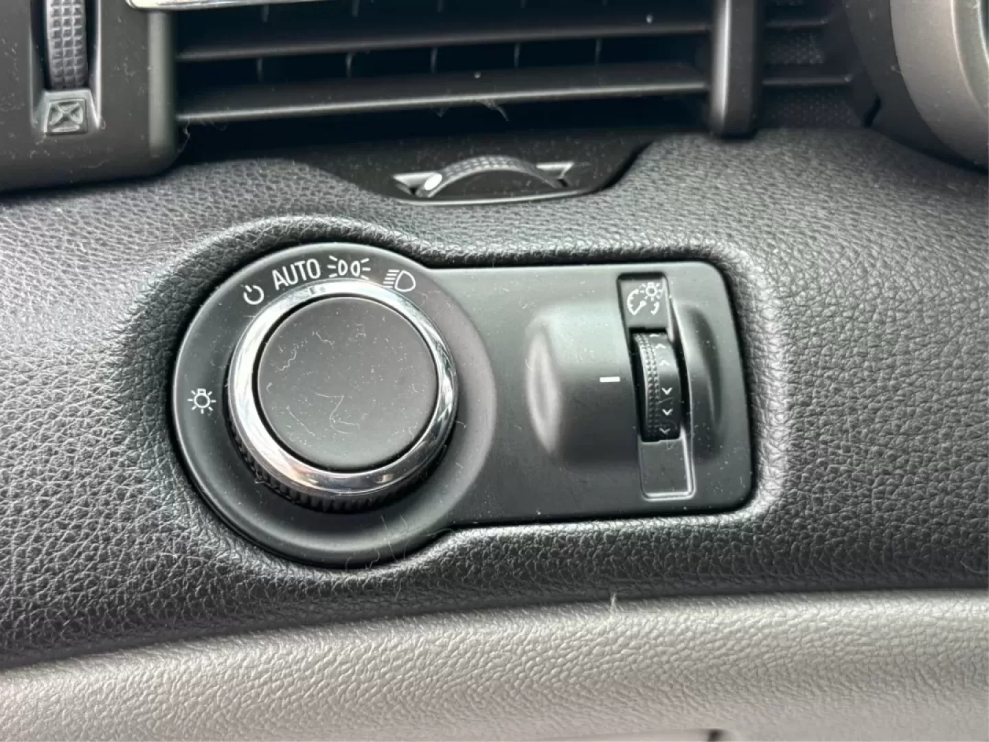 2015 Chevrolet Malibu 1LT (1G11C5SL5FF) with an ECOTEC 2.5L I-4 gasoline direct injection engine, located at 1230 East Main St, Xenia, OH, 45385, (937) 908-9800, 39.688026, -83.910172 - Are you in the market for a reliable sedan that's perfect for daily commutes and weekend getaways alike? Look no further than this stunning 2015 Chevrolet Malibu 1LT, available now at Advantage Car and Credit in Fairborn, OH. This vehicle is not just a car; it's a lifestyle upgrade designed for budg - Photo#17