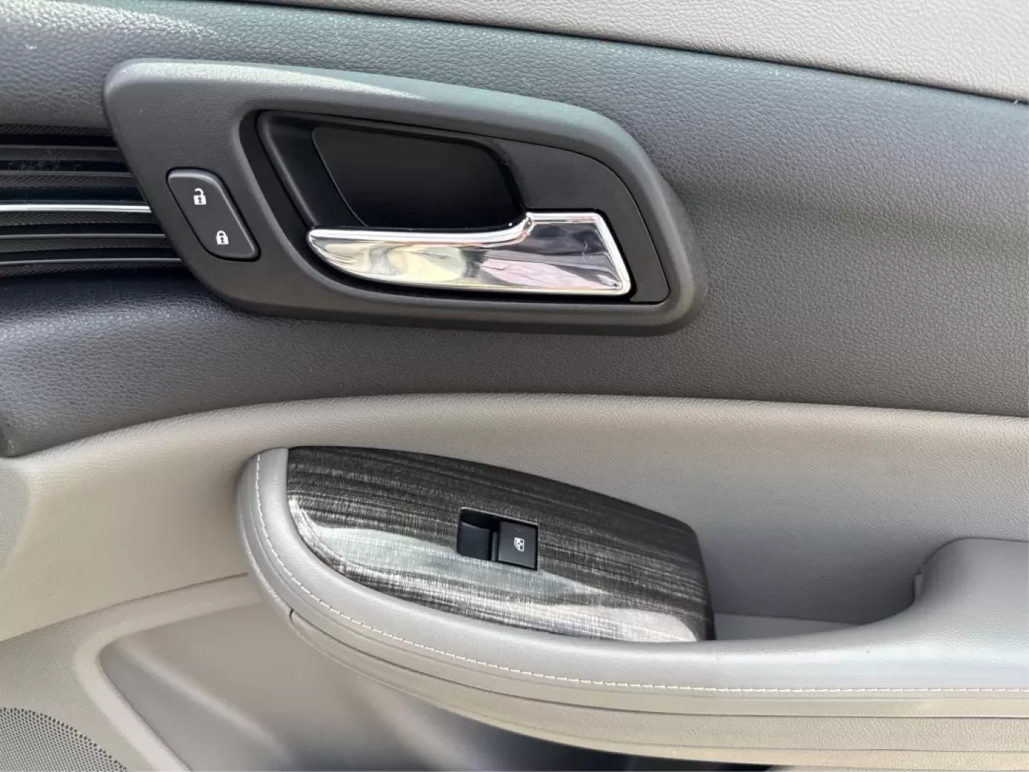 2015 Chevrolet Malibu 1LT (1G11C5SL5FF) with an ECOTEC 2.5L I-4 gasoline direct injection engine, located at 1184 Kauffman Ave, Fairborn, OH, 45324, (937) 908-9800, 39.807072, -84.030914 - Are you in the market for a reliable sedan that's perfect for daily commutes and weekend getaways alike? Look no further than this stunning 2015 Chevrolet Malibu 1LT, available now at Advantage Car and Credit in Fairborn, OH. This vehicle is not just a car; it's a lifestyle upgrade designed for budg - Photo#20