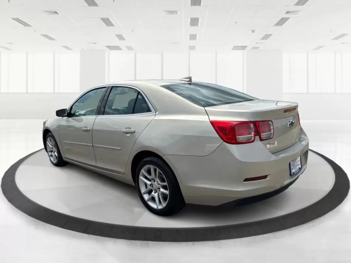 2015 Chevrolet Malibu 1LT (1G11C5SL5FF) with an ECOTEC 2.5L I-4 gasoline direct injection engine, located at 880 E. National Road, Vandalia, OH, 45377, (937) 908-9800, 39.891918, -84.183594 - Are you in the market for a reliable sedan that's perfect for daily commutes and weekend getaways alike? Look no further than this stunning 2015 Chevrolet Malibu 1LT, available now at Advantage Car and Credit in Fairborn, OH. This vehicle is not just a car; it's a lifestyle upgrade designed for budg - Photo#4