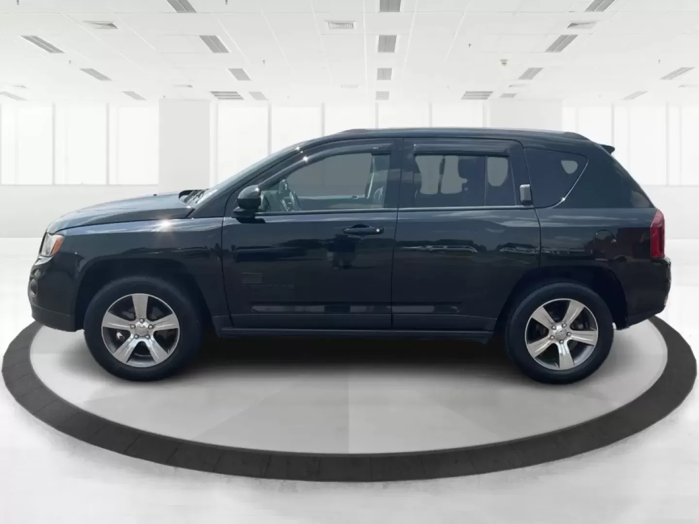 2016 Jeep Compass High Altitude Edition (1C4NJDEB2GD) with an 2.4L I-4 DOHC engine, located at 4508 South Dixie Dr, Moraine, OH, 45439, (937) 908-9800, 39.689976, -84.218452 - **Adventure Awaits with this 2016 Jeep Compass High Altitude Edition!**<br /> <br /> Are you ready to elevate your driving experience? Perfect for weekend getaways or long commutes, this 2016 Jeep Compass High Altitude Edition is designed to tackle any journey with confidence and style. At Advantage - Photo#5