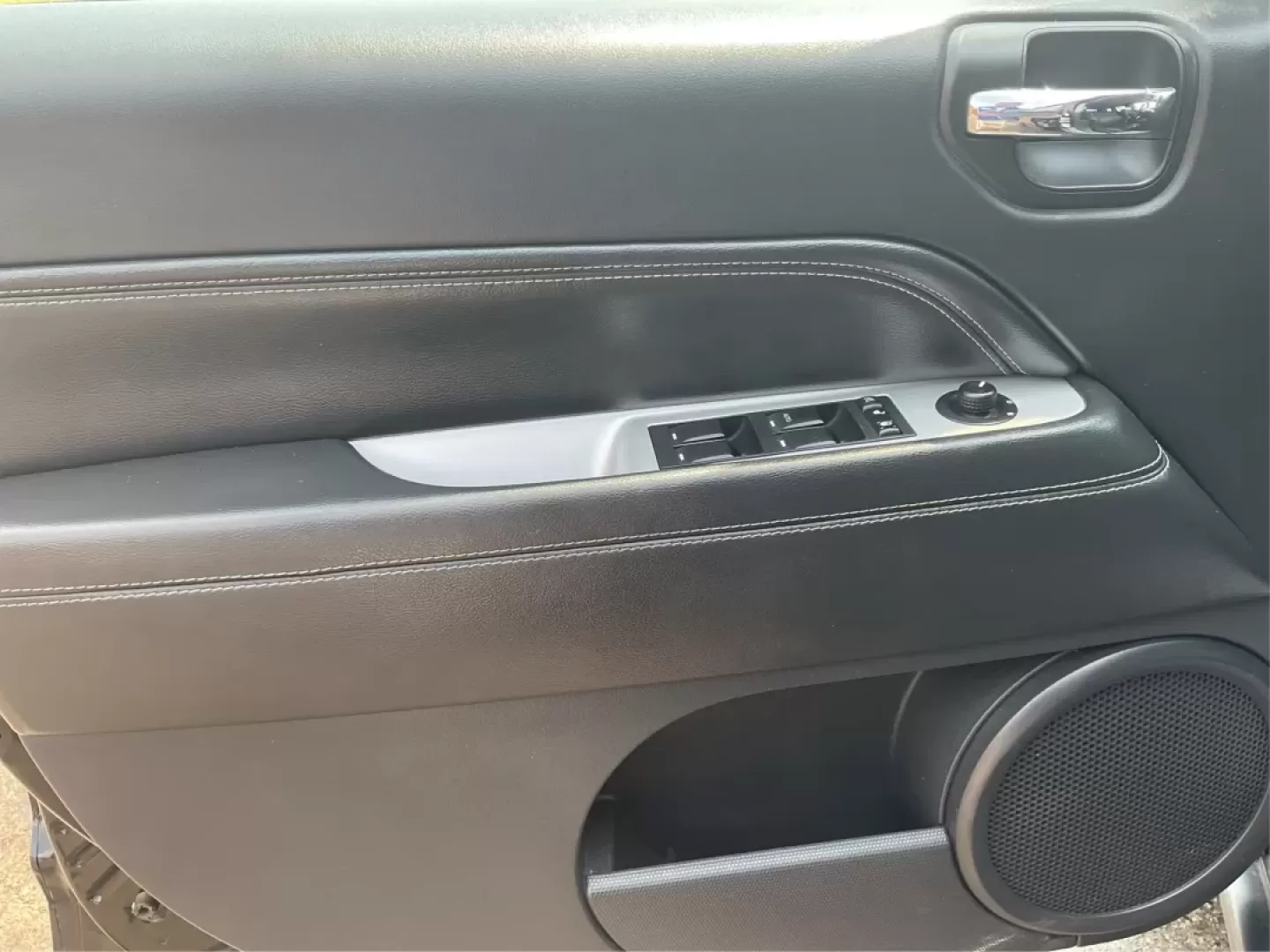 2016 Jeep Compass High Altitude Edition (1C4NJDEB2GD) with an 2.4L I-4 DOHC engine, located at 4508 South Dixie Dr, Moraine, OH, 45439, (937) 908-9800, 39.689976, -84.218452 - **Adventure Awaits with this 2016 Jeep Compass High Altitude Edition!**<br /> <br /> Are you ready to elevate your driving experience? Perfect for weekend getaways or long commutes, this 2016 Jeep Compass High Altitude Edition is designed to tackle any journey with confidence and style. At Advantage - Photo#17