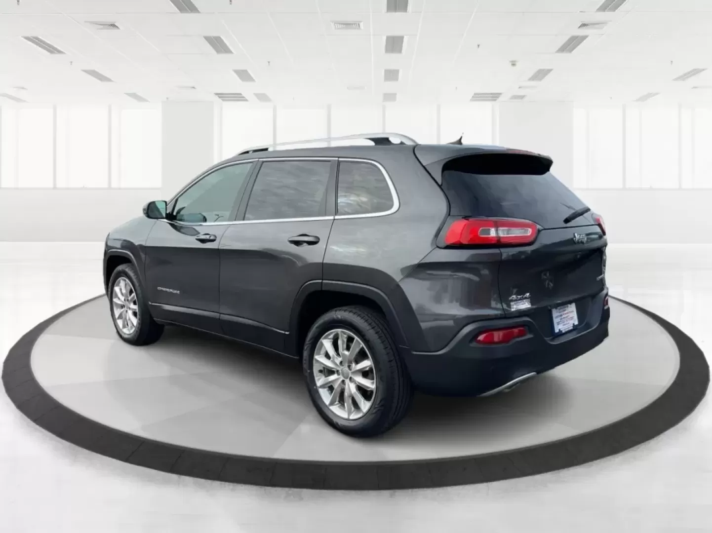 2014 Jeep Cherokee Limited 4WD (1C4PJMDBXEW) with an 2.4L L4 DOHC 16V engine, 9-Speed Automatic transmission, located at 8750 N County Rd 25A, Piqua, OH, 45356, (937) 908-9800, 40.164391, -84.232513 - **Adventure Awaits with the 2014 Jeep Cherokee Limited 4WD**<br /> <br /> Are you ready to elevate your weekend adventures or tackle your daily commute with confidence? The 2014 Jeep Cherokee Limited 4WD is the perfect blend of rugged capability and refined comfort, making it an ideal choice for any - Photo#3