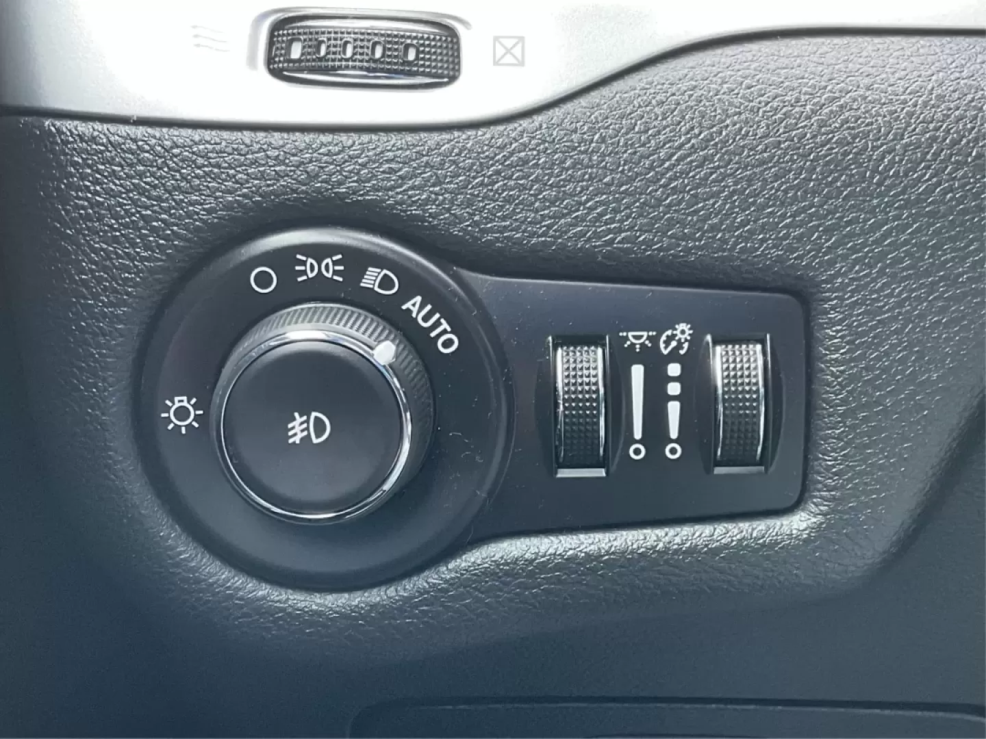 2014 Jeep Cherokee Limited 4WD (1C4PJMDBXEW) with an 2.4L L4 DOHC 16V engine, 9-Speed Automatic transmission, located at 8750 N County Rd 25A, Piqua, OH, 45356, (937) 908-9800, 40.164391, -84.232513 - **Adventure Awaits with the 2014 Jeep Cherokee Limited 4WD**<br /> <br /> Are you ready to elevate your weekend adventures or tackle your daily commute with confidence? The 2014 Jeep Cherokee Limited 4WD is the perfect blend of rugged capability and refined comfort, making it an ideal choice for any - Photo#16