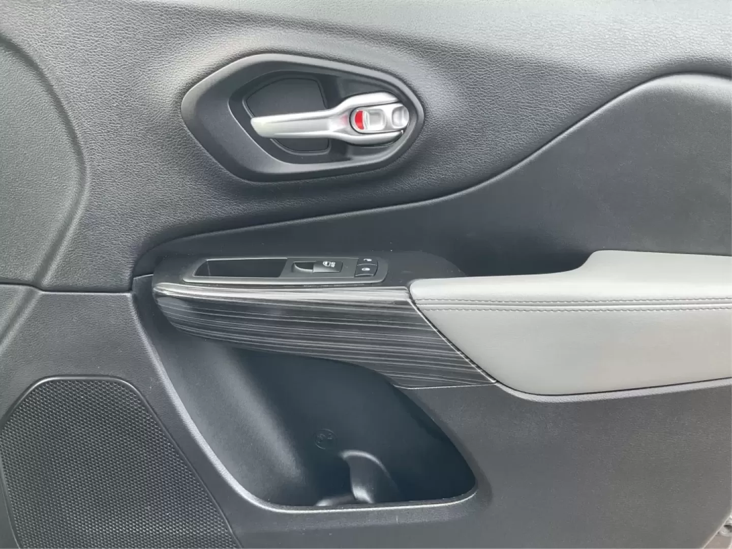 2014 Jeep Cherokee Limited 4WD (1C4PJMDBXEW) with an 2.4L L4 DOHC 16V engine, 9-Speed Automatic transmission, located at 8750 N County Rd 25A, Piqua, OH, 45356, (937) 908-9800, 40.164391, -84.232513 - **Adventure Awaits with the 2014 Jeep Cherokee Limited 4WD**<br /> <br /> Are you ready to elevate your weekend adventures or tackle your daily commute with confidence? The 2014 Jeep Cherokee Limited 4WD is the perfect blend of rugged capability and refined comfort, making it an ideal choice for any - Photo#19