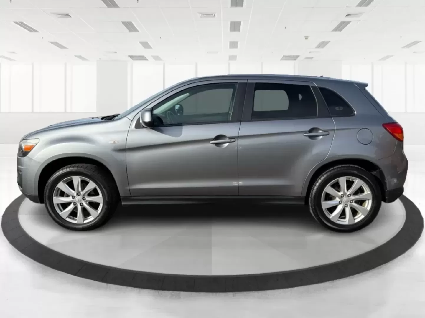 2015 Mitsubishi Outlander ES (4A4AP3AUXFE) with an 2L I-4 DOHC engine, located at 8750 N County Rd 25A, Piqua, OH, 45356, (937) 908-9800, 40.164391, -84.232513 - **Discover Adventure with the 2015 Mitsubishi Outlander - Perfect for Families and Road Trips!**<br /> <br /> At Advantage Car and Credit - Piqua, located at 8750 N County Rd 25A, Piqua, OH 45356, we understand that life is about experiences-whether it's weekend getaways, school runs, or family adve - Photo#5