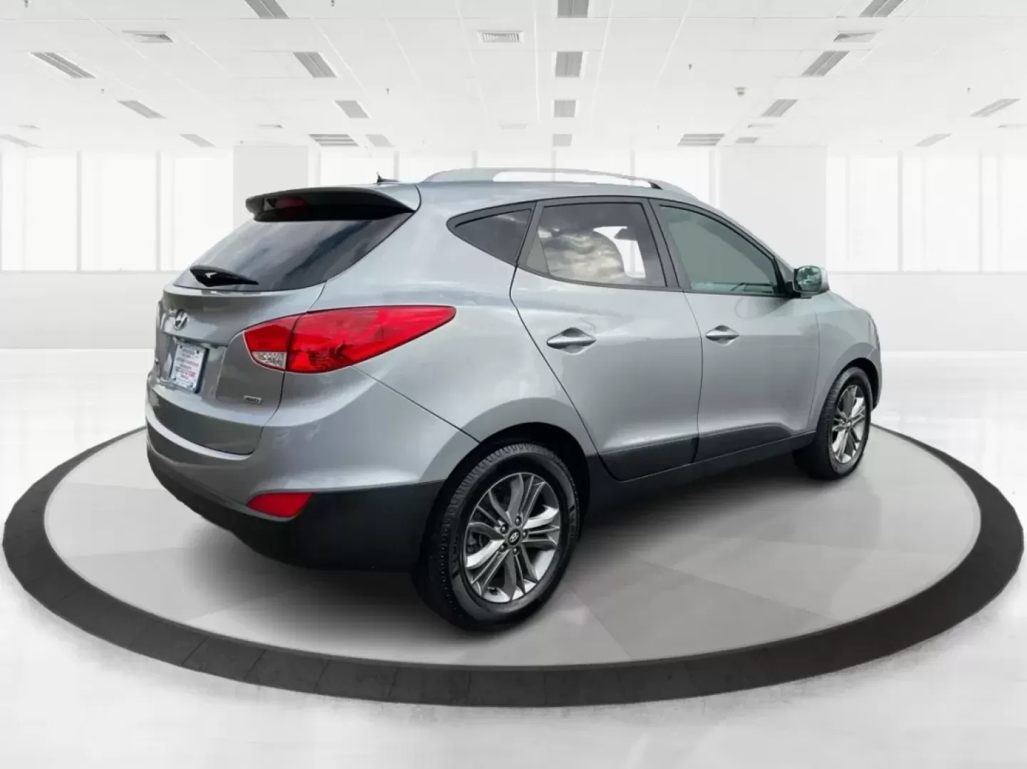 2015 Hyundai Tucson SE (KM8JUCAG2FU) with an Theta II 2.4L I-4 gasoline direct injection engine, located at 1099 N County Rd 25A , Troy, OH, 45373, (937) 908-9800, 40.057079, -84.212883 - Are you ready to elevate your daily commute or weekend adventures? The 2015 Hyundai Tucson SE, available exclusively at Advantage Car and Credit in Troy, OH, is the perfect SUV for anyone looking to enhance their lifestyle with a reliable and stylish vehicle. With its robust features and practicalit - Photo#2