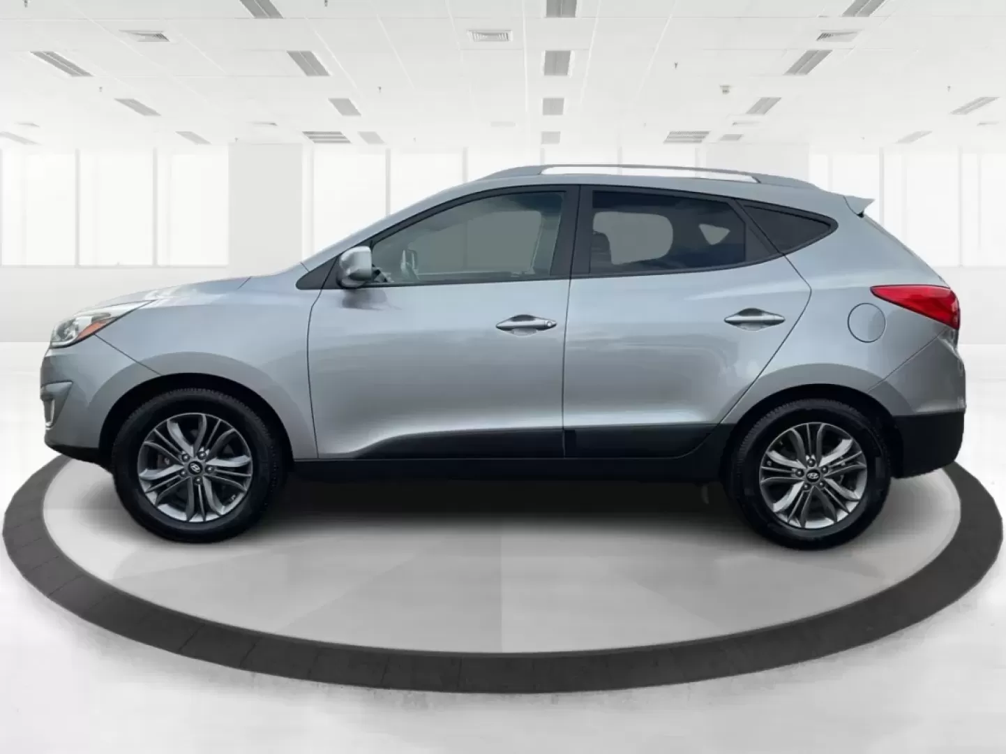 2015 Hyundai Tucson SE (KM8JUCAG2FU) with an Theta II 2.4L I-4 gasoline direct injection engine, located at 1099 N County Rd 25A , Troy, OH, 45373, (937) 908-9800, 40.057079, -84.212883 - Are you ready to elevate your daily commute or weekend adventures? The 2015 Hyundai Tucson SE, available exclusively at Advantage Car and Credit in Troy, OH, is the perfect SUV for anyone looking to enhance their lifestyle with a reliable and stylish vehicle. With its robust features and practicalit - Photo#4