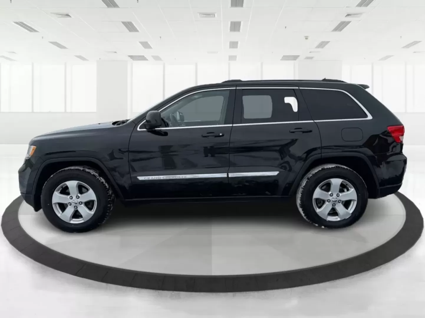 2013 Jeep Grand Cherokee Laredo (1C4RJFAGXDC) with an Other engine, located at 1099 N County Rd 25A , Troy, OH, 45373, (937) 908-9800, 40.057079, -84.212883 - **Adventure Awaits: 2013 Jeep Grand Cherokee Laredo Ready for Your Next Journey**<br /> <br /> Are you ready to tackle your next family adventure or weekend getaway? Look no further than this stunning 2013 Jeep Grand Cherokee Laredo, available now at Advantage Car and Credit in Troy, OH. This versat - Photo#5