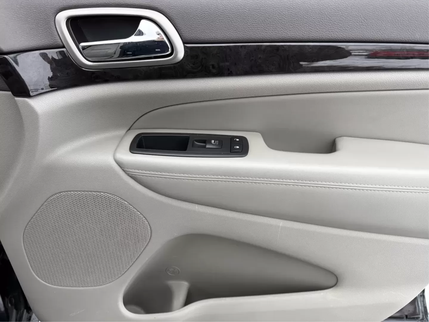 2013 Jeep Grand Cherokee Laredo (1C4RJFAGXDC) with an Other engine, located at 1099 N County Rd 25A , Troy, OH, 45373, (937) 908-9800, 40.057079, -84.212883 - **Adventure Awaits: 2013 Jeep Grand Cherokee Laredo Ready for Your Next Journey**<br /> <br /> Are you ready to tackle your next family adventure or weekend getaway? Look no further than this stunning 2013 Jeep Grand Cherokee Laredo, available now at Advantage Car and Credit in Troy, OH. This versat - Photo#19