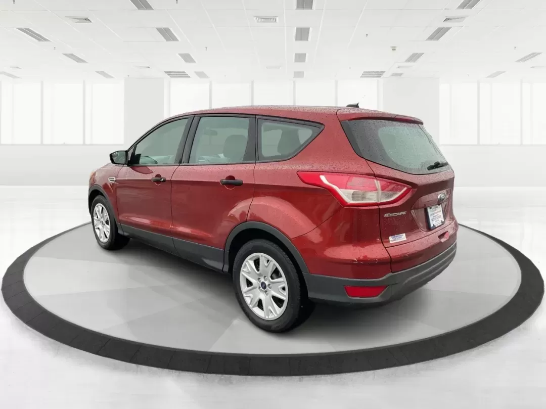 2016 Ford Escape S (1FMCU0F7XGU) with an Duratec 2.5L I-4 DOHC engine, located at 880 E. National Road, Vandalia, OH, 45377, (937) 908-9800, 39.891918, -84.183594 - **Discover Your Next Adventure with the 2016 Ford Escape at Advantage Car and Credit - Vandalia!**<br /> <br /> Are you seeking a vehicle that effortlessly balances comfort, versatility, and style for your daily commute or weekend getaways? Look no further than this stunning 2016 Ford Escape, availa - Photo#4