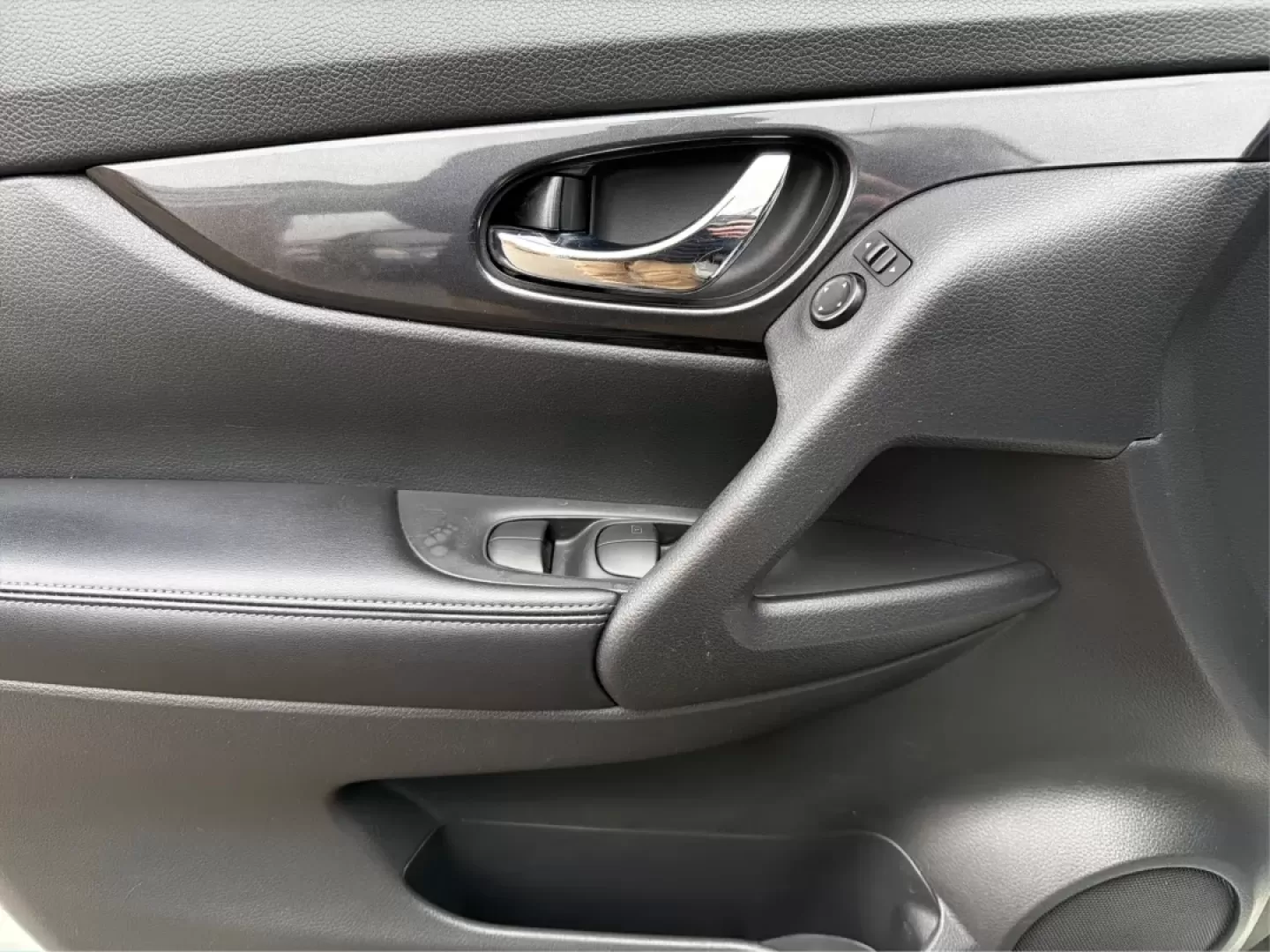 2017 Nissan Rogue S (KNMAT2MV0HP) with an 2.5L I-4 DOHC engine, CVT transmission, located at 1230 East Main St, Xenia, OH, 45385, (937) 908-9800, 39.688026, -83.910172 - **Adventure Awaits: Explore the 2017 Nissan Rogue at Advantage Car and Credit!**<br /> <br /> Are you ready to embark on your next family road trip or weekend adventure? The 2017 Nissan Rogue is the perfect companion for those who value versatility, comfort, and reliability. Whether you're navigatin - Photo#17