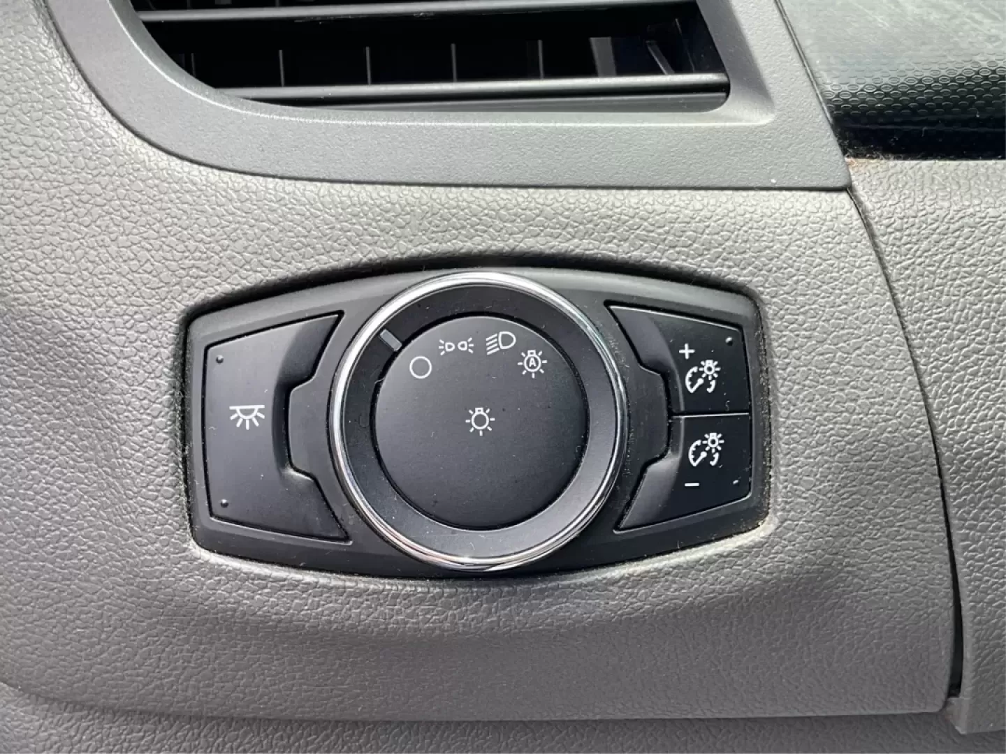 2013 Ford Edge SE (2FMDK3GC6DB) with an 3.5L V6 DOHC 24V engine, 6-Speed Automatic transmission, located at 880 E. National Road, Vandalia, OH, 45377, (937) 908-9800, 39.891918, -84.183594 - **Discover Your Next Adventure with the 2013 Ford Edge SE A Perfect Family SUV!**<br /> <br /> Are you searching for a reliable and stylish SUV to elevate your family's adventures? The 2013 Ford Edge SE, available at Advantage Car and Credit in Fairborn, OH, is the ideal vehicle for families and in - Photo#17