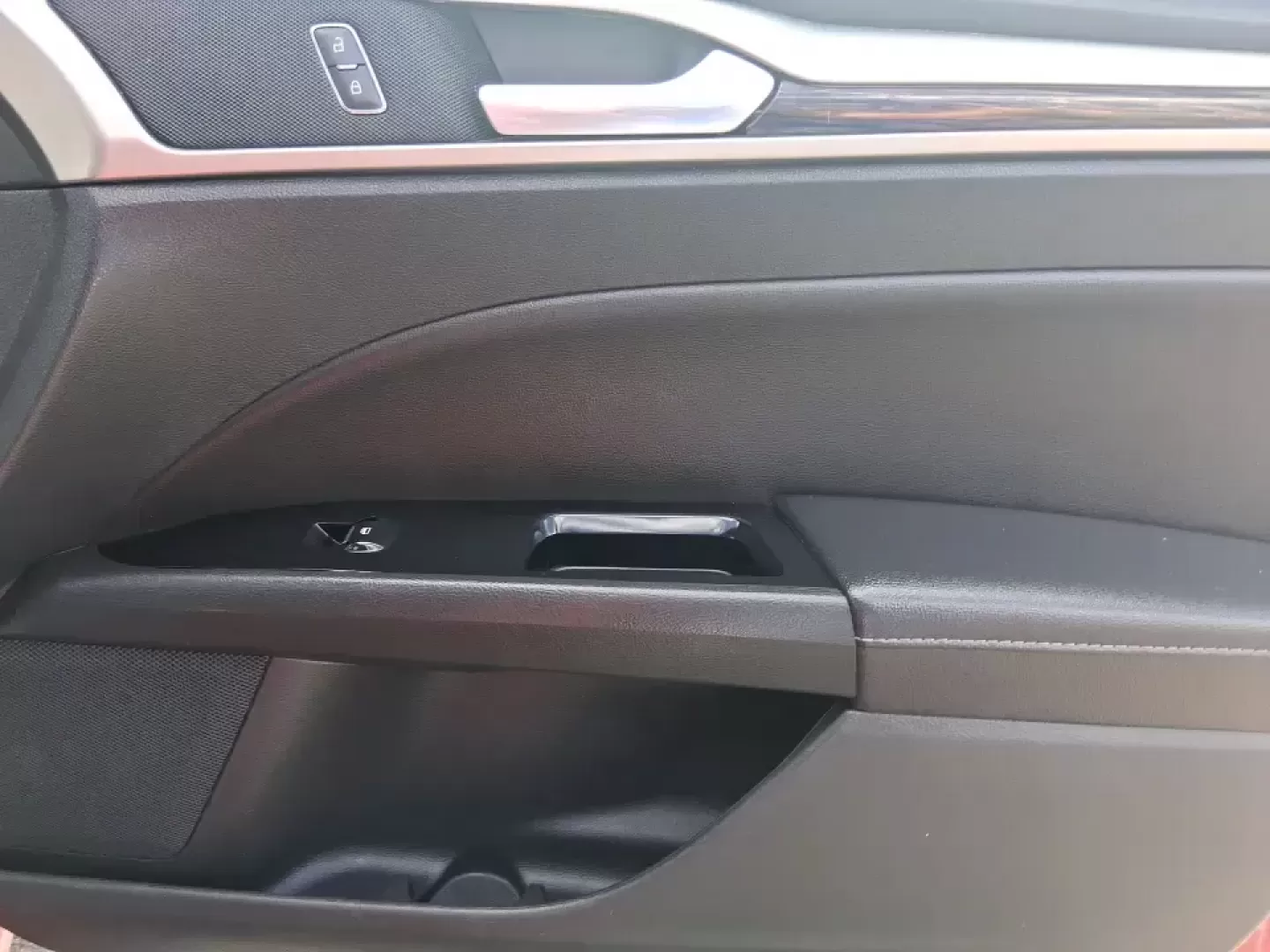 2016 Ford Fusion SE (3FA6P0HD7GR) with an 1.5L L4 DOHC 16V engine, 6-Speed Automatic transmission, located at 1099 N County Rd 25A , Troy, OH, 45373, (937) 908-9800, 40.057079, -84.212883 - Experience the perfect blend of style, comfort, and reliability with this 2016 Ford Fusion SE, available now at Advantage Car and Credit in Fairborn, OH. Whether you're a commuter navigating the busy streets of downtown Fairborn or a growing family looking for a dependable vehicle for your weekend a - Photo#20