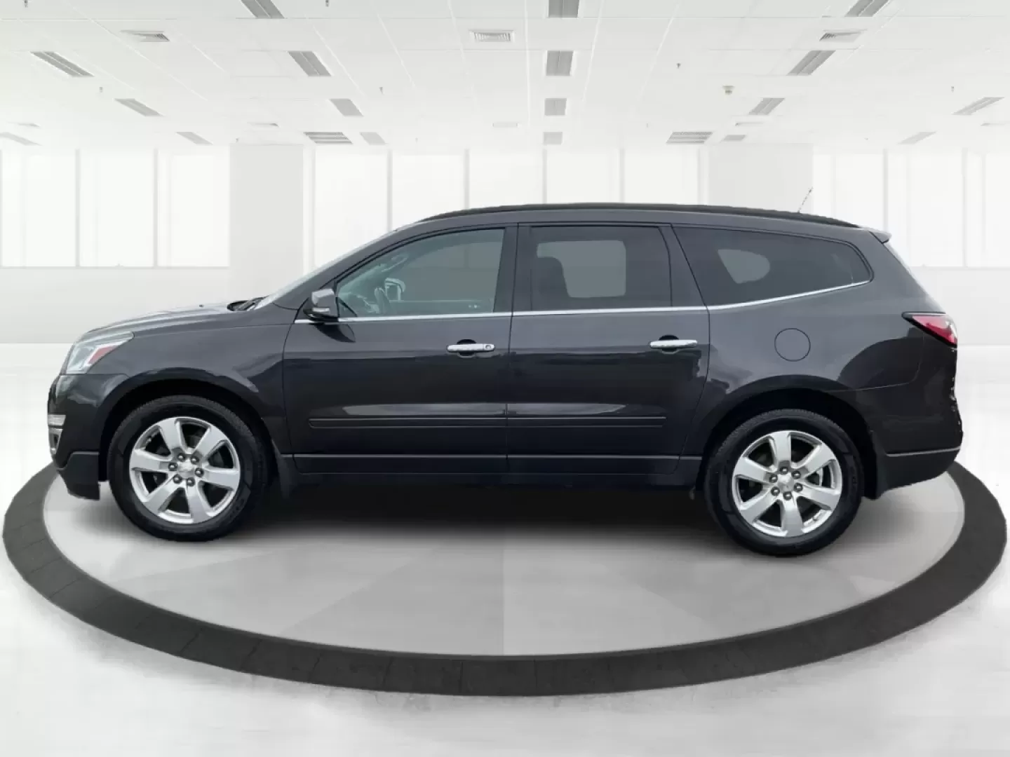 2017 Chevrolet Traverse 1LT (1GNKVGKD4HJ) with an 3.6L V-6 gasoline direct injection engine, located at 1184 Kauffman Ave, Fairborn, OH, 45324, (937) 908-9800, 39.807072, -84.030914 - **Explore Your Next Adventure in the 2017 Chevrolet Traverse at Advantage Car and Credit - Vandalia!**<br /> <br /> Are you ready to elevate your family's road trips or weekend adventures? The 2017 Chevrolet Traverse is designed for those who love the open road and need a spacious utility vehicle th - Photo#5