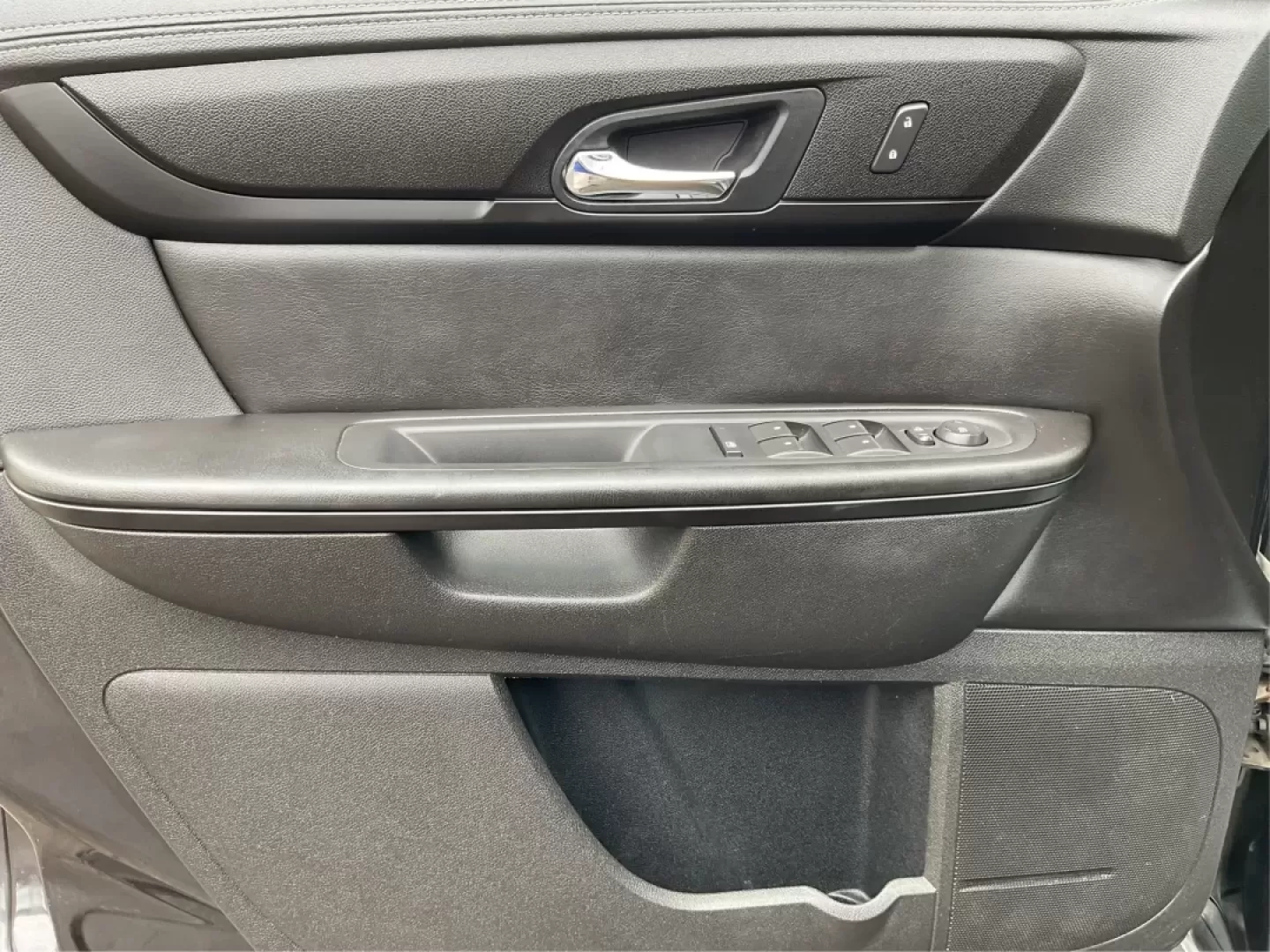 2017 Chevrolet Traverse 1LT (1GNKVGKD4HJ) with an 3.6L V-6 gasoline direct injection engine, located at 1184 Kauffman Ave, Fairborn, OH, 45324, (937) 908-9800, 39.807072, -84.030914 - **Explore Your Next Adventure in the 2017 Chevrolet Traverse at Advantage Car and Credit - Vandalia!**<br /> <br /> Are you ready to elevate your family's road trips or weekend adventures? The 2017 Chevrolet Traverse is designed for those who love the open road and need a spacious utility vehicle th - Photo#19