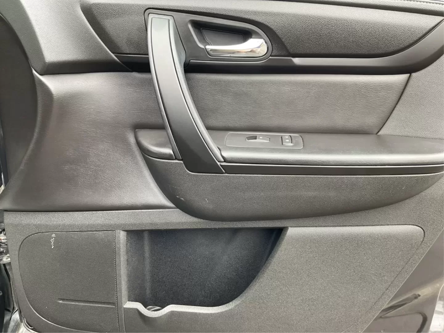 2017 Chevrolet Traverse 1LT (1GNKVGKD4HJ) with an 3.6L V-6 gasoline direct injection engine, located at 1184 Kauffman Ave, Fairborn, OH, 45324, (937) 908-9800, 39.807072, -84.030914 - **Explore Your Next Adventure in the 2017 Chevrolet Traverse at Advantage Car and Credit - Vandalia!**<br /> <br /> Are you ready to elevate your family's road trips or weekend adventures? The 2017 Chevrolet Traverse is designed for those who love the open road and need a spacious utility vehicle th - Photo#20