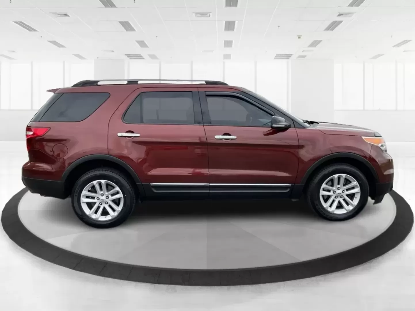 2015 Ford Explorer XLT (1FM5K8D83FG) with an 3.5L V-6 DOHC engine, located at 880 E. National Road, Vandalia, OH, 45377, (937) 908-9800, 39.891918, -84.183594 - **Discover Adventure in the 2015 Ford Explorer XLT Ideal for Family Road Trips and Weekend Getaways!** <br /> <br /> At Advantage Car and Credit Vandalia, we know how important it is to have a reliable and spacious vehicle that fits your active lifestyle. Whether you're planning a family road trip - Photo#1