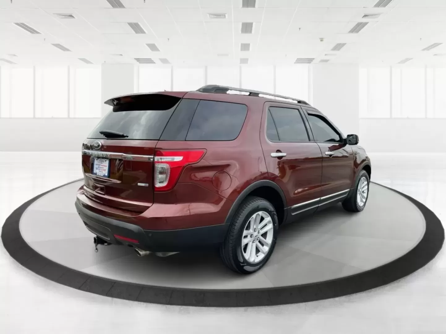 2015 Ford Explorer XLT (1FM5K8D83FG) with an 3.5L V-6 DOHC engine, located at 880 E. National Road, Vandalia, OH, 45377, (937) 908-9800, 39.891918, -84.183594 - **Discover Adventure in the 2015 Ford Explorer XLT Ideal for Family Road Trips and Weekend Getaways!** <br /> <br /> At Advantage Car and Credit Vandalia, we know how important it is to have a reliable and spacious vehicle that fits your active lifestyle. Whether you're planning a family road trip - Photo#2