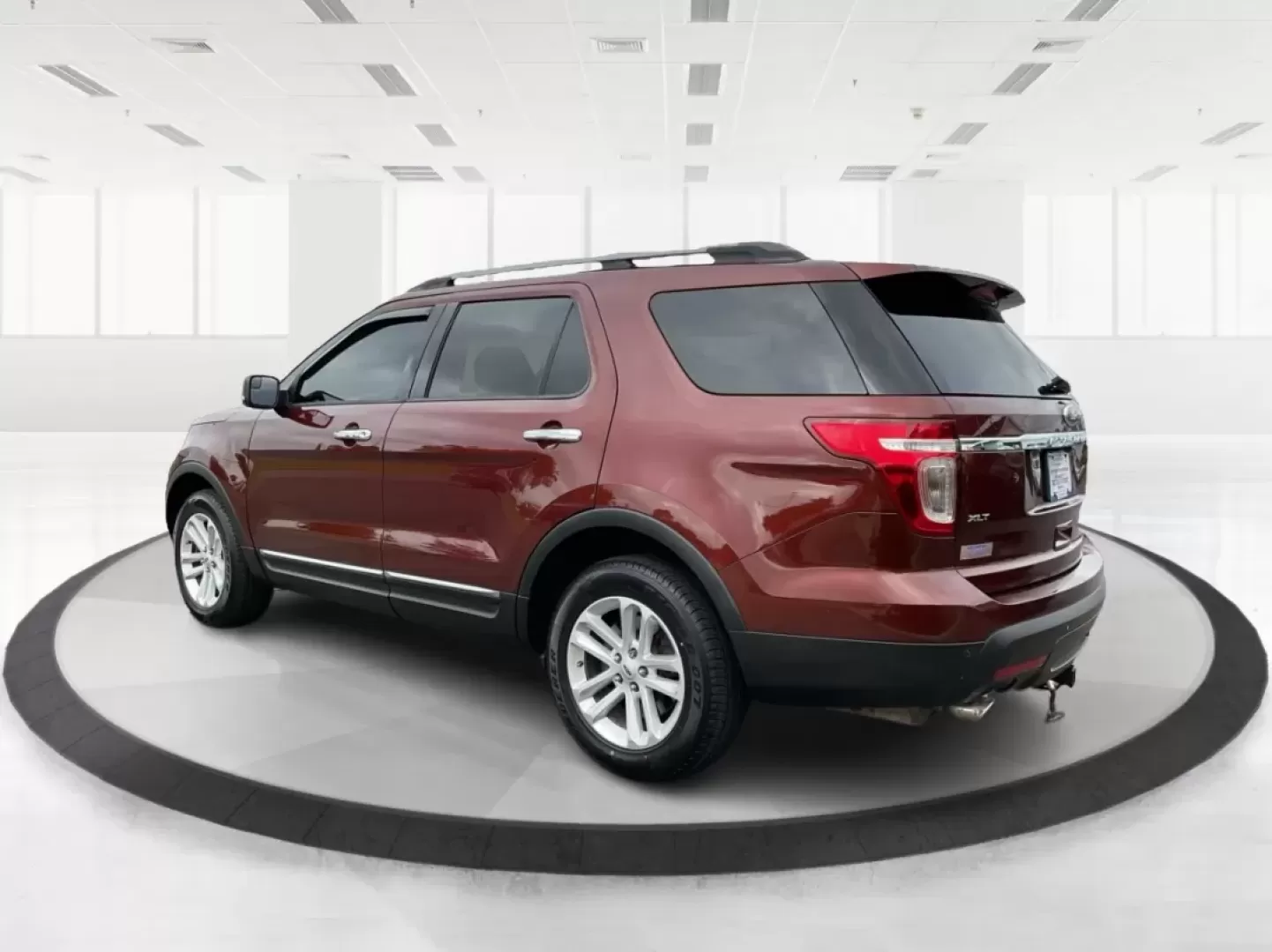 2015 Ford Explorer XLT (1FM5K8D83FG) with an 3.5L V-6 DOHC engine, located at 880 E. National Road, Vandalia, OH, 45377, (937) 908-9800, 39.891918, -84.183594 - **Discover Adventure in the 2015 Ford Explorer XLT Ideal for Family Road Trips and Weekend Getaways!** <br /> <br /> At Advantage Car and Credit Vandalia, we know how important it is to have a reliable and spacious vehicle that fits your active lifestyle. Whether you're planning a family road trip - Photo#4