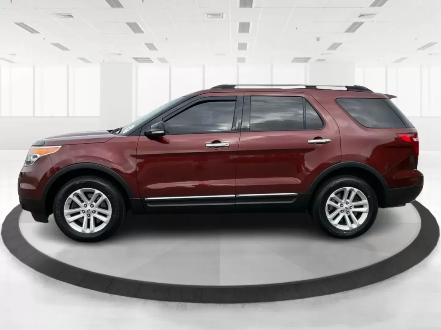 2015 Ford Explorer XLT (1FM5K8D83FG) with an 3.5L V-6 DOHC engine, located at 880 E. National Road, Vandalia, OH, 45377, (937) 908-9800, 39.891918, -84.183594 - **Discover Adventure in the 2015 Ford Explorer XLT Ideal for Family Road Trips and Weekend Getaways!** <br /> <br /> At Advantage Car and Credit Vandalia, we know how important it is to have a reliable and spacious vehicle that fits your active lifestyle. Whether you're planning a family road trip - Photo#5