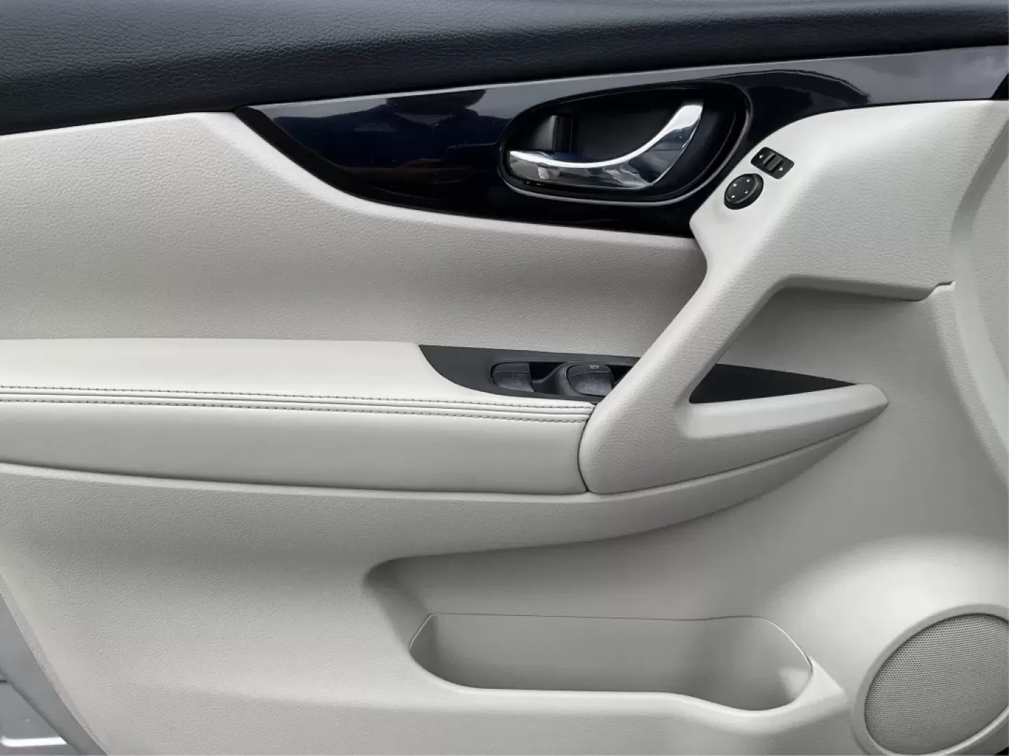 2019 Nissan Rogue SV (JN1BJ1CR3KW) with an 2L I-4 gasoline direct injection engine, located at 4508 South Dixie Dr, Moraine, OH, 45439, (937) 908-9800, 39.689976, -84.218452 - Imagine hitting the open road, the wind in your hair, as you embark on spontaneous weekend adventures or daily commutes-this is the lifestyle that the 2019 Nissan Rogue SV embodies. With its versatile SUV design and impressive features, this vehicle is perfect for anyone looking to elevate their dri - Photo#18