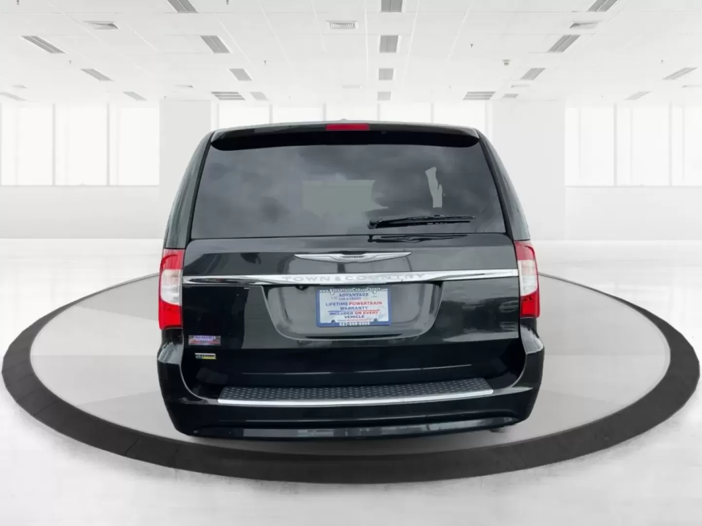 2016 Chrysler Town and Country Touring (2C4RC1BG9GR) with an Pentastar 3.6L V-6 DOHC engine, located at 4508 South Dixie Dr, Moraine, OH, 45439, (937) 908-9800, 39.689976, -84.218452 - **Discover Your Next Family Adventure with the 2016 Chrysler Town and Country Touring!**<br /> <br /> If you're searching for a reliable vehicle that's perfect for family road trips, daily commutes, or weekend getaways, look no further than this stunning 2016 Chrysler Town and Country Touring. W - Photo#3