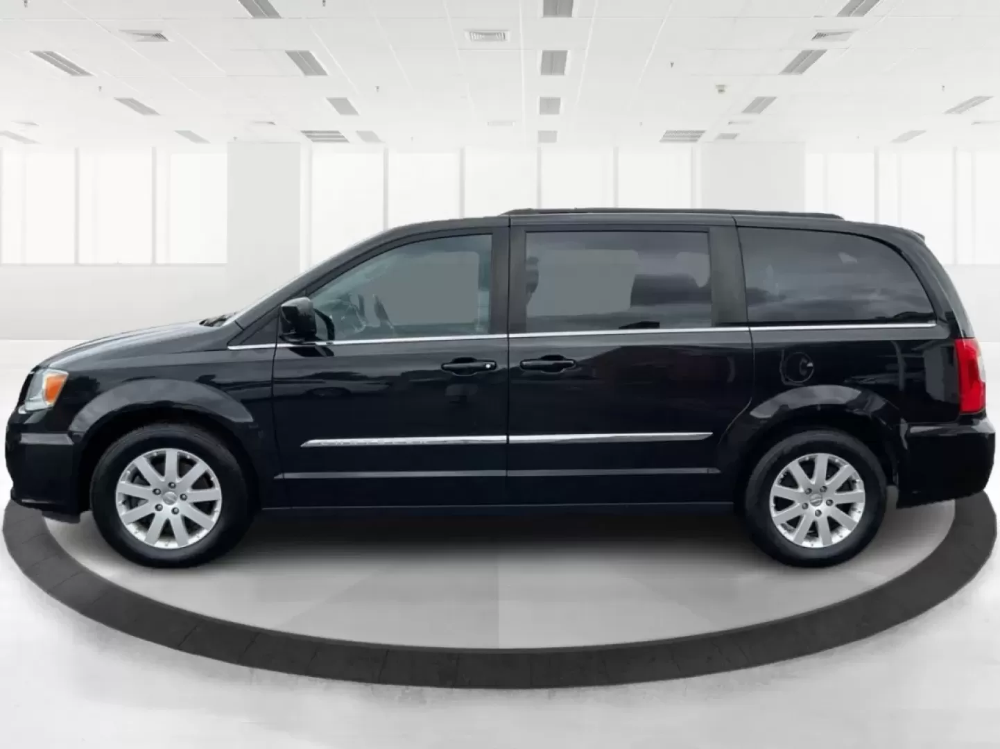 2016 Chrysler Town and Country Touring (2C4RC1BG9GR) with an Pentastar 3.6L V-6 DOHC engine, located at 4508 South Dixie Dr, Moraine, OH, 45439, (937) 908-9800, 39.689976, -84.218452 - **Discover Your Next Family Adventure with the 2016 Chrysler Town and Country Touring!**<br /> <br /> If you're searching for a reliable vehicle that's perfect for family road trips, daily commutes, or weekend getaways, look no further than this stunning 2016 Chrysler Town and Country Touring. W - Photo#5