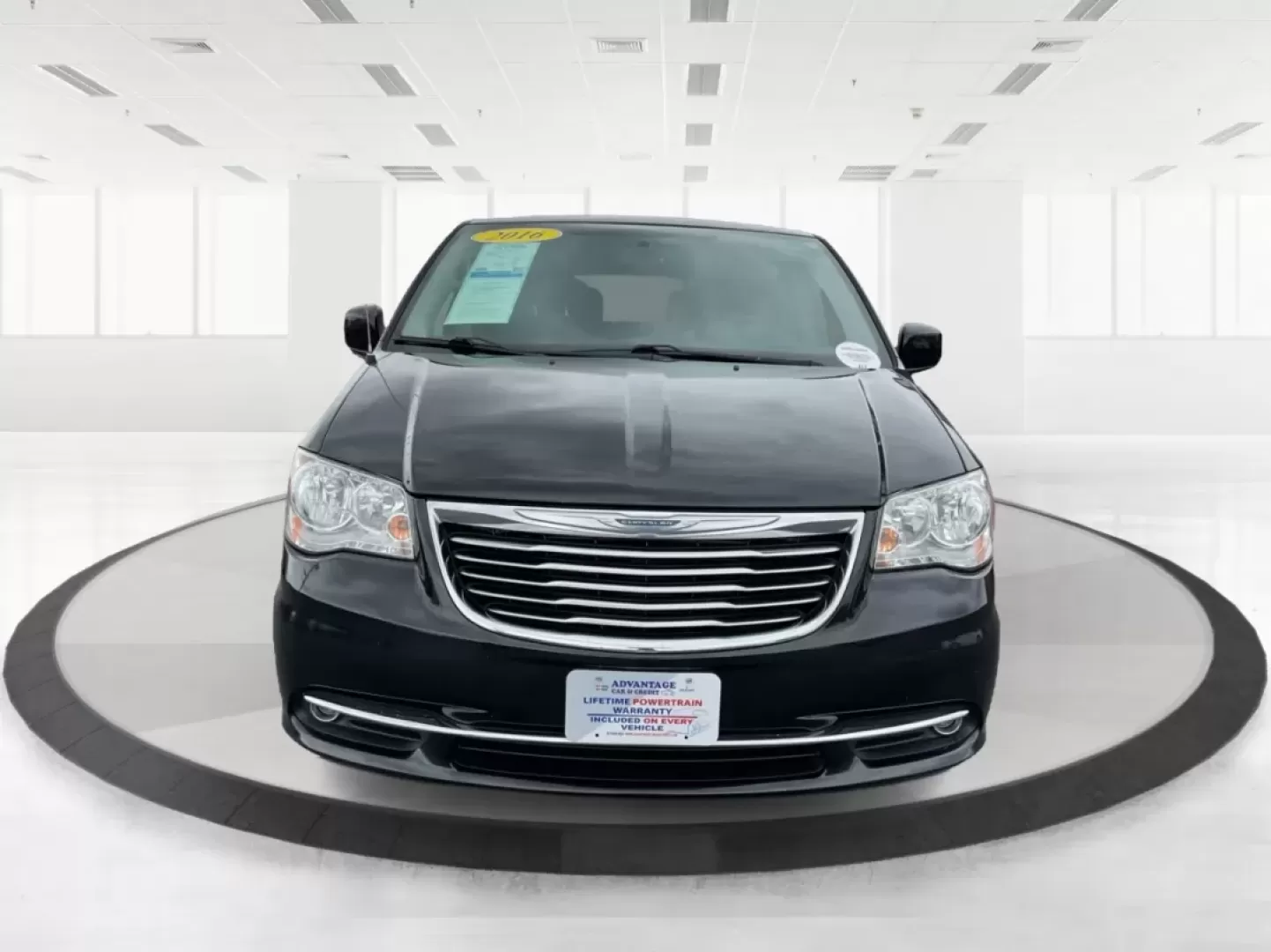 2016 Chrysler Town and Country Touring (2C4RC1BG9GR) with an Pentastar 3.6L V-6 DOHC engine, located at 4508 South Dixie Dr, Moraine, OH, 45439, (937) 908-9800, 39.689976, -84.218452 - **Discover Your Next Family Adventure with the 2016 Chrysler Town and Country Touring!**<br /> <br /> If you're searching for a reliable vehicle that's perfect for family road trips, daily commutes, or weekend getaways, look no further than this stunning 2016 Chrysler Town and Country Touring. W - Photo#7