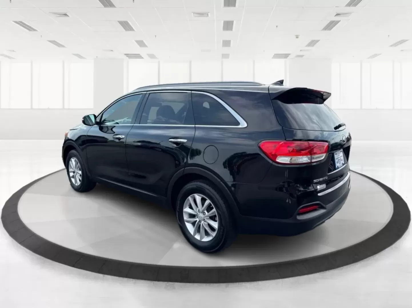 2018 Kia Sorento 2.4L LX (5XYPG4A32JG) with an 2.4L I-4 gasoline direct injection engine, located at 8750 N County Rd 25A, Piqua, OH, 45356, (937) 908-9800, 40.164391, -84.232513 - **Discover the Perfect Family Adventure with the 2018 Kia Sorento at Advantage Car and Credit - Piqua**<br /> <br /> Are you searching for a reliable SUV that seamlessly fits your family's active lifestyle? Look no further! The 2018 Kia Sorento, available now at Advantage Car and Credit in Piqua, OH - Photo#4
