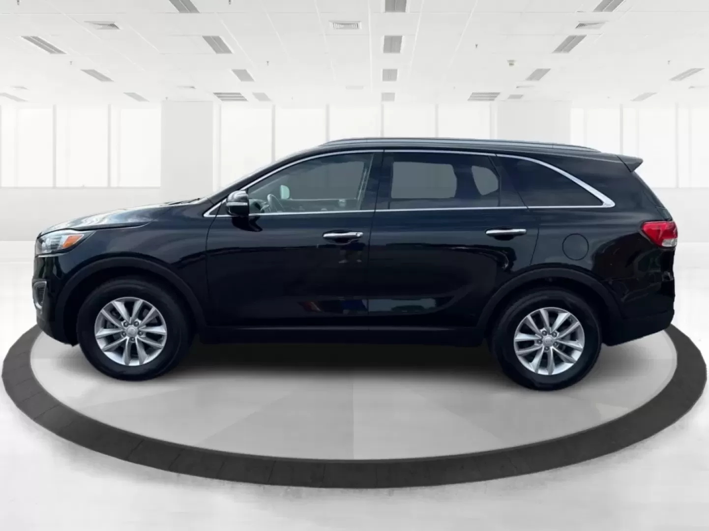 2018 Kia Sorento 2.4L LX (5XYPG4A32JG) with an 2.4L I-4 gasoline direct injection engine, located at 8750 N County Rd 25A, Piqua, OH, 45356, (937) 908-9800, 40.164391, -84.232513 - **Discover the Perfect Family Adventure with the 2018 Kia Sorento at Advantage Car and Credit - Piqua**<br /> <br /> Are you searching for a reliable SUV that seamlessly fits your family's active lifestyle? Look no further! The 2018 Kia Sorento, available now at Advantage Car and Credit in Piqua, OH - Photo#5
