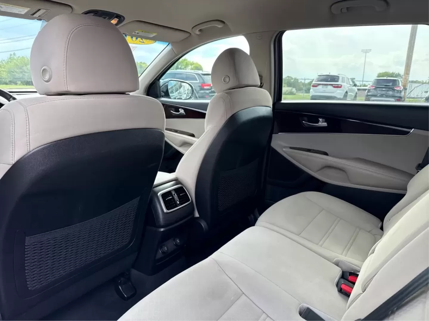2018 Kia Sorento 2.4L LX (5XYPG4A32JG) with an 2.4L I-4 gasoline direct injection engine, located at 8750 N County Rd 25A, Piqua, OH, 45356, (937) 908-9800, 40.164391, -84.232513 - **Discover the Perfect Family Adventure with the 2018 Kia Sorento at Advantage Car and Credit - Piqua**<br /> <br /> Are you searching for a reliable SUV that seamlessly fits your family's active lifestyle? Look no further! The 2018 Kia Sorento, available now at Advantage Car and Credit in Piqua, OH - Photo#10
