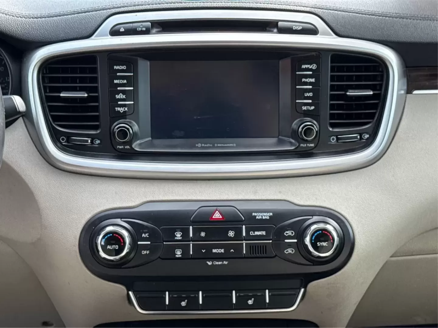 2018 Kia Sorento 2.4L LX (5XYPG4A32JG) with an 2.4L I-4 gasoline direct injection engine, located at 8750 N County Rd 25A, Piqua, OH, 45356, (937) 908-9800, 40.164391, -84.232513 - **Discover the Perfect Family Adventure with the 2018 Kia Sorento at Advantage Car and Credit - Piqua**<br /> <br /> Are you searching for a reliable SUV that seamlessly fits your family's active lifestyle? Look no further! The 2018 Kia Sorento, available now at Advantage Car and Credit in Piqua, OH - Photo#13