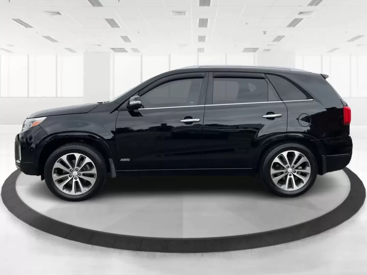 2014 Kia Sorento SX V6 AWD (5XYKWDA72EG) with an 3.3L V6 DOHC 24V engine, 6-Speed Automatic transmission, located at 1184 Kauffman Ave, Fairborn, OH, 45324, (937) 908-9800, 39.807072, -84.030914 - Are you ready to elevate your driving experience and embark on new adventures? Look no further than this stunning 2014 Kia Sorento SX V6 AWD, a robust SUV that's perfect for growing families, weekend explorers, and daily commuters alike. With its impressive blend of comfort, capability, and advanced - Photo#5